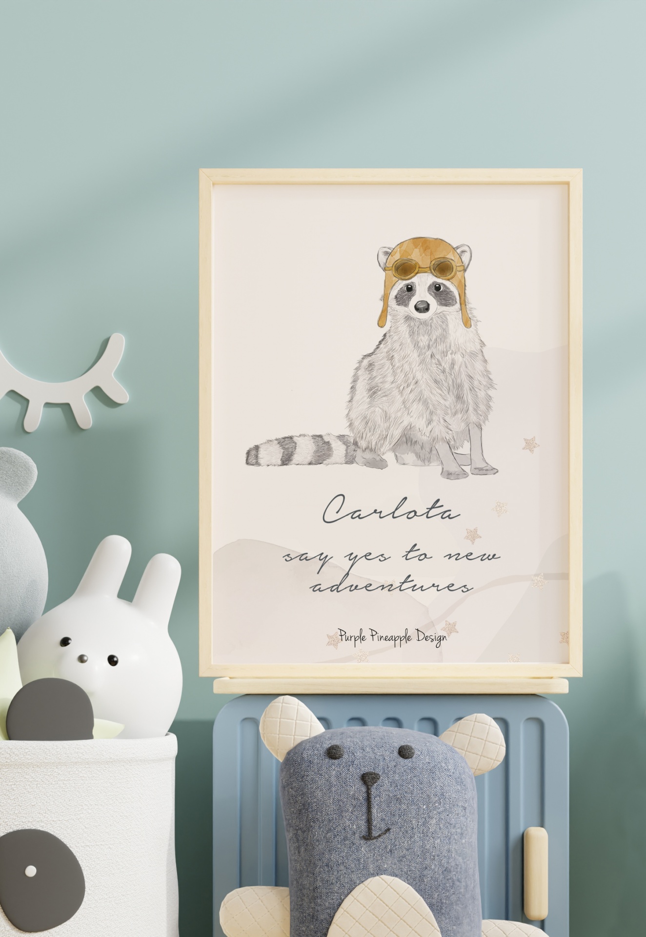 Pôster infantil com ilustração de guaxinim vestido de aviador e texto motivacional numa moldura de madeira.