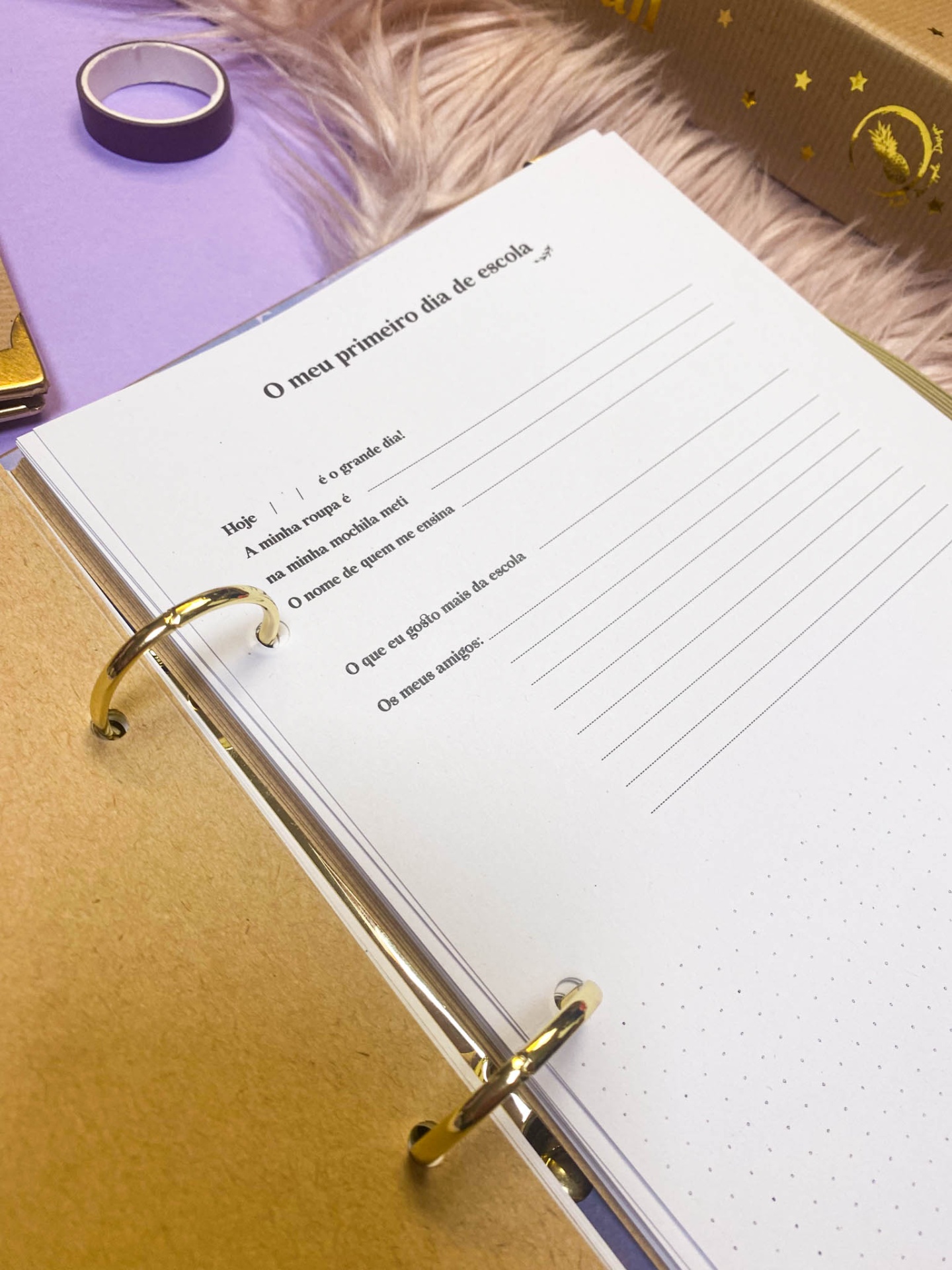 Página de agenda aberta com texto para preencher sobre o primeiro dia de escola