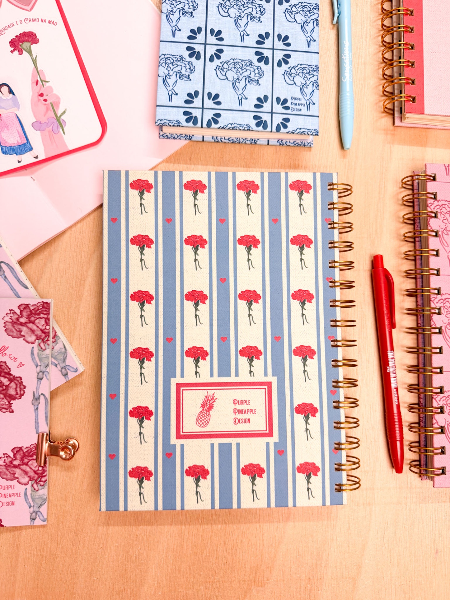 Cadernos espiralados com padrões florais e texto Purple Pineapple Design