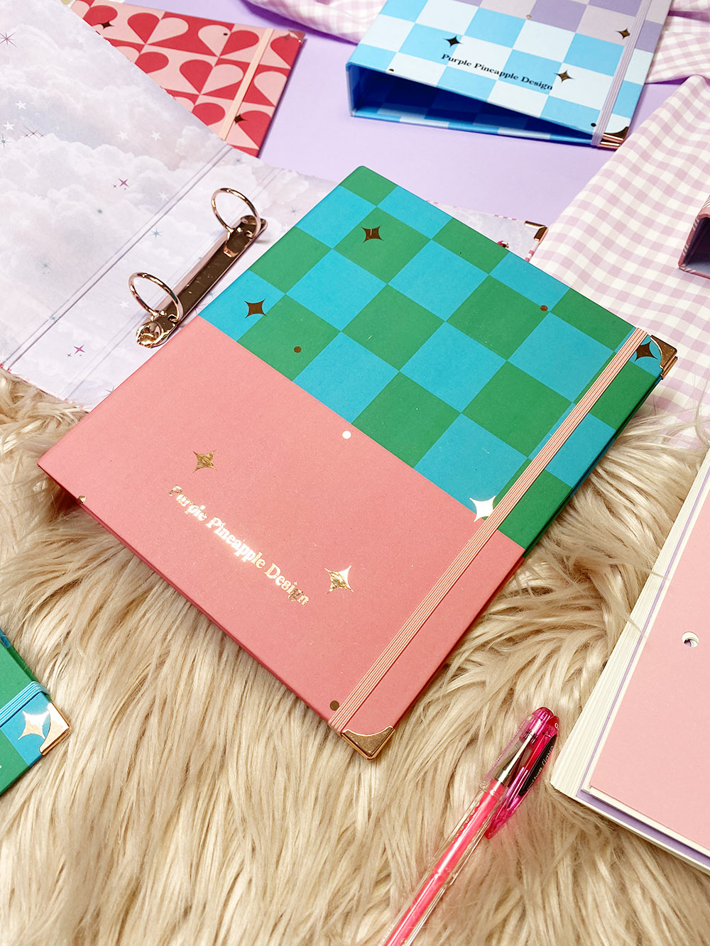 Fichário colorido com padrão quadriculado e detalhes dourados