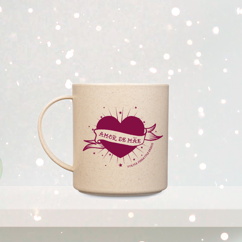 Caneca bege clara com coração vermelho e texto 'AMOR DE MÃE'