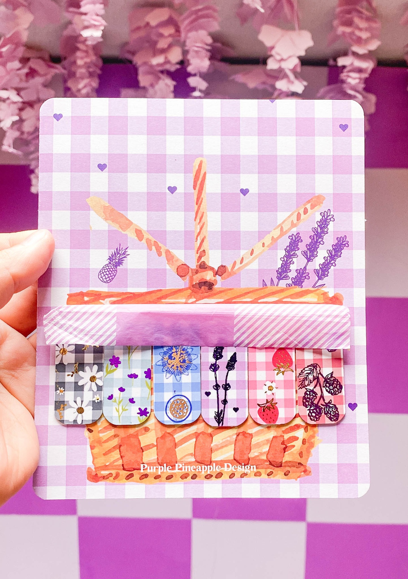 Conjunto de autocolantes com padrões florais em suporte de papel lilás xadrez