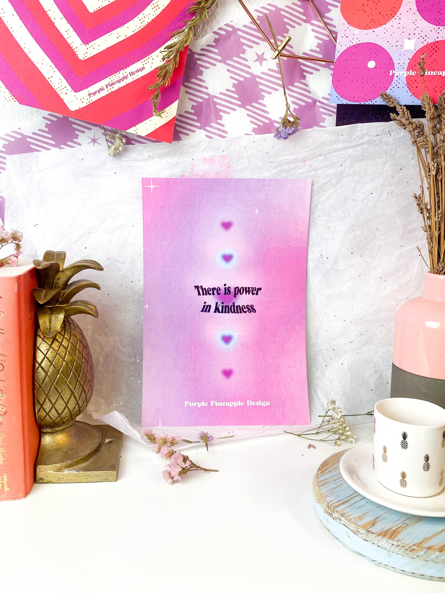 Cartaz decorativo com texto em inglês rodeado por objetos de decoração e porcelana