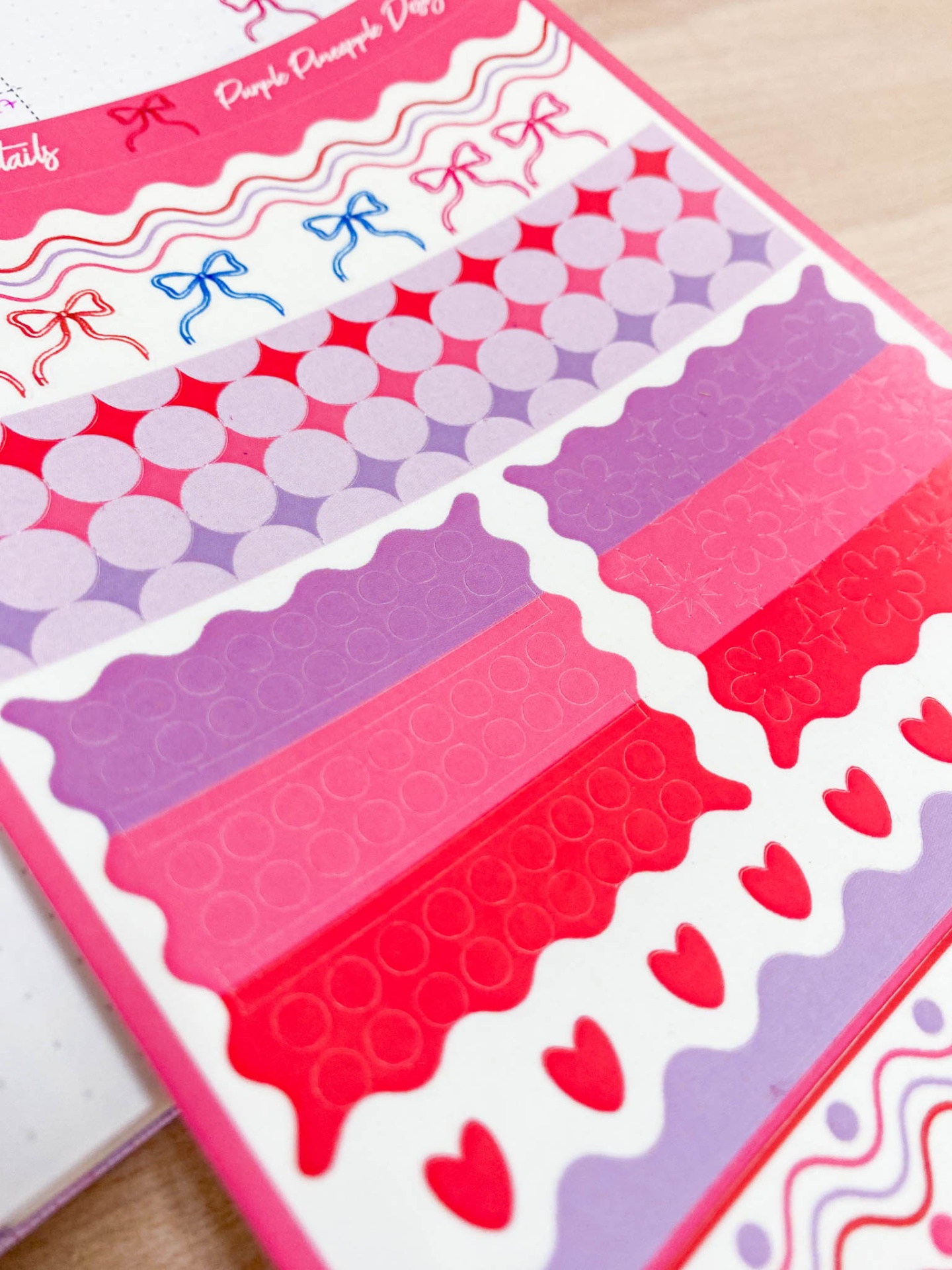 Folha de autocolantes decorativos com padrões coloridos e texto Purple Dummy Diary.