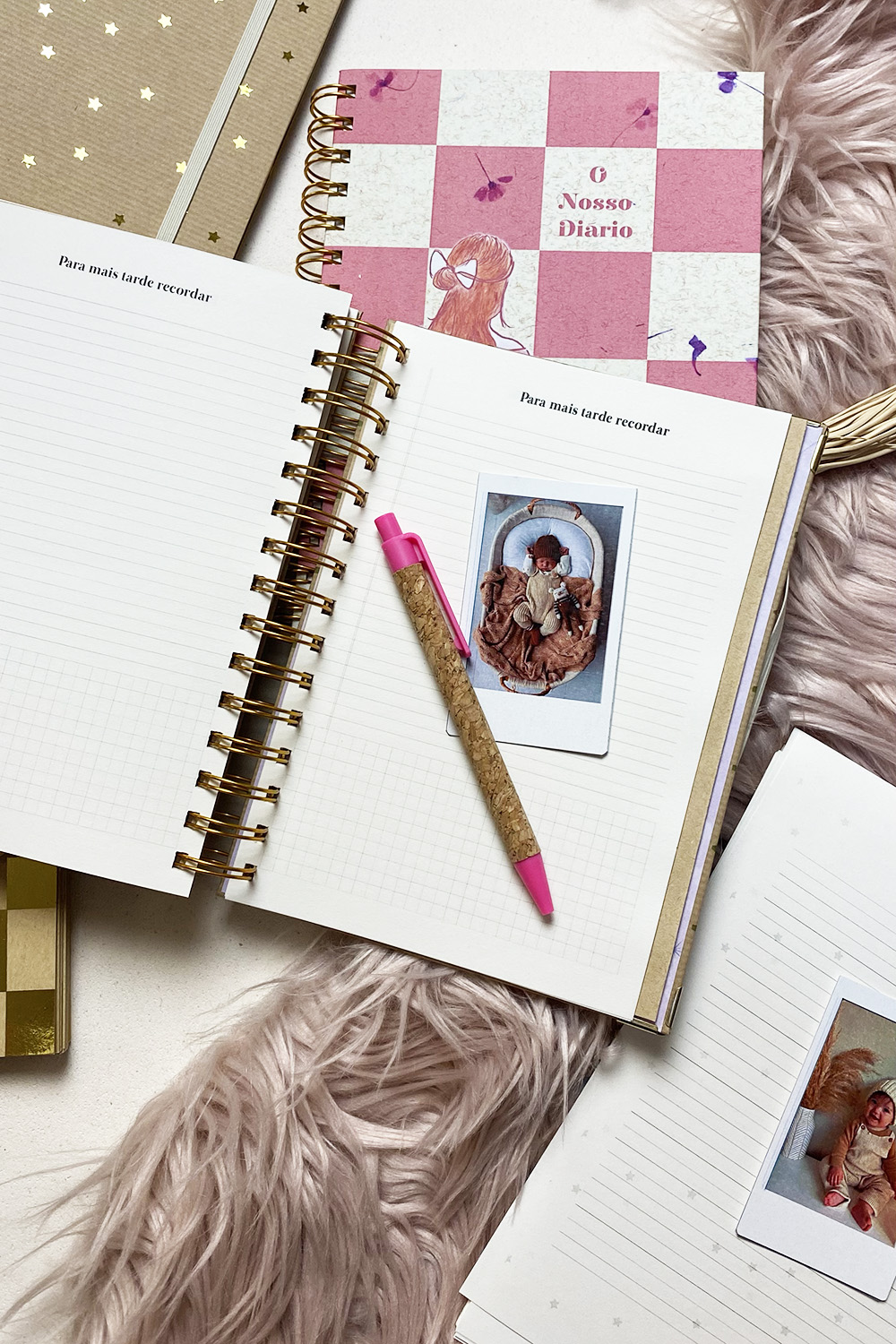 Cadernos espirais coloridos e caneta sobre tapete felpudo rosa claro