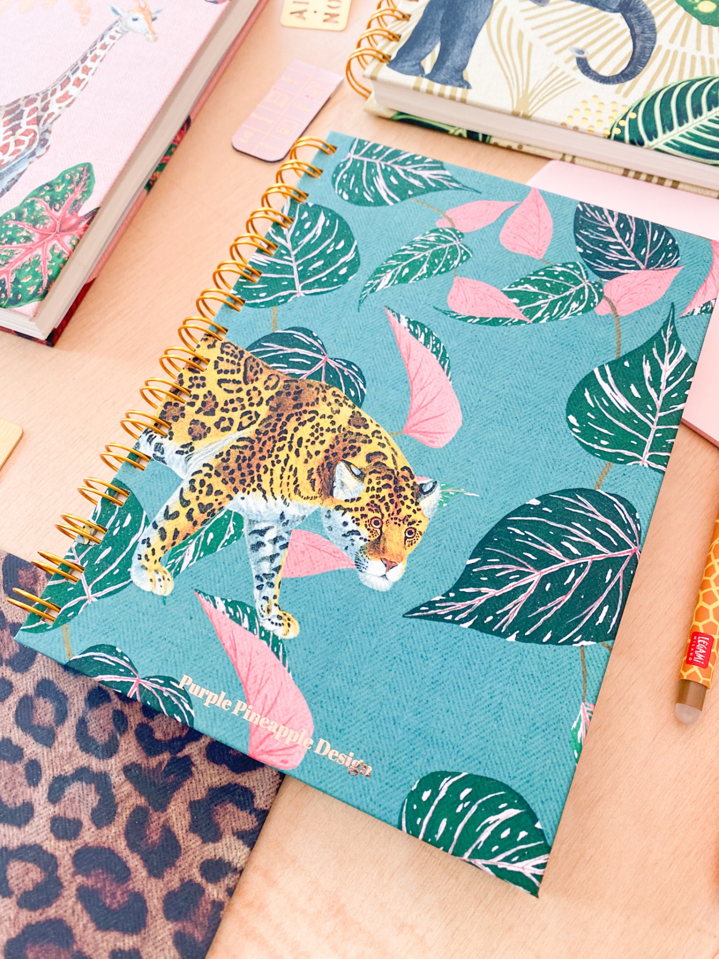 Caderno espiral com capa de leopardo e folhas coloridas