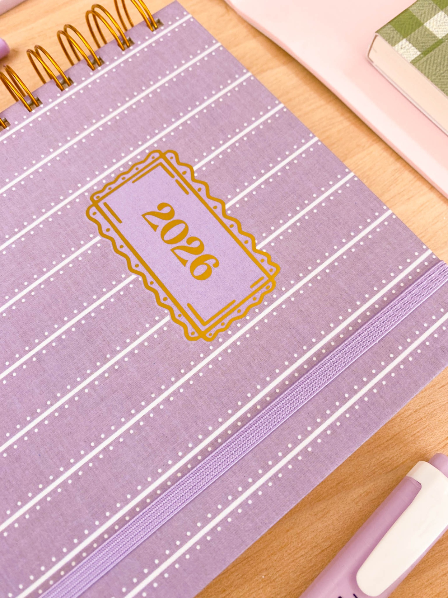 Agenda lilás com inscrição 2026 e padrão de linhas e pontos