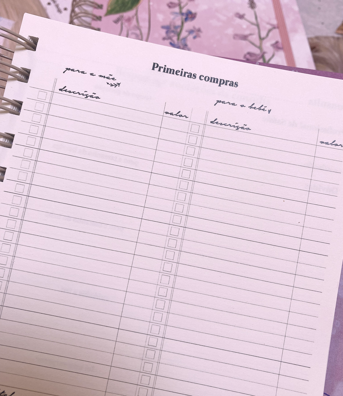 Caderno rosa com tabela para primeiras compras e espaço para descrição e valor