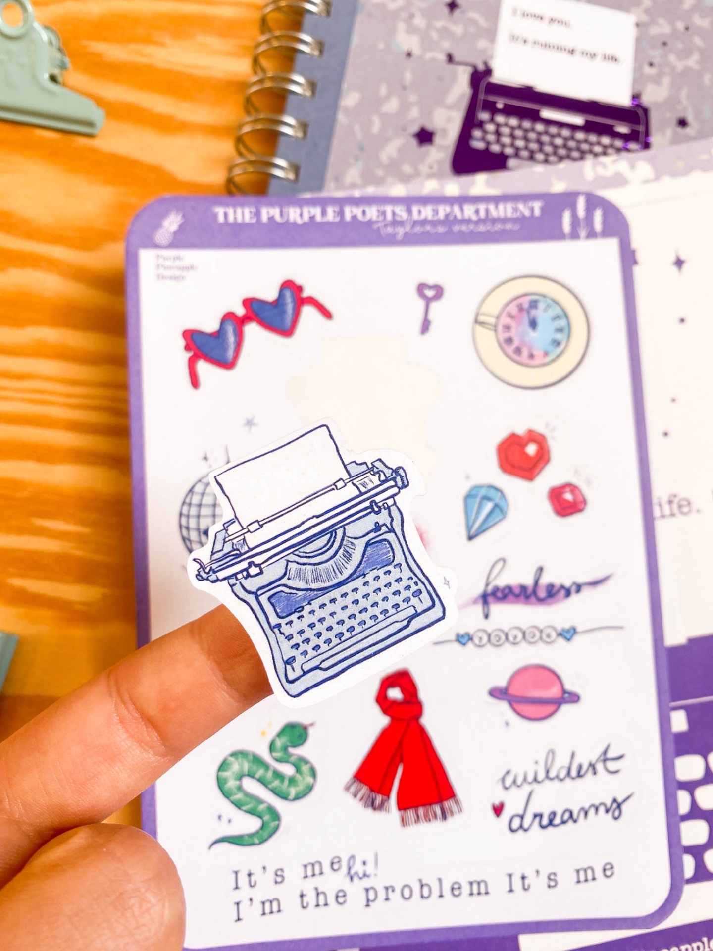 Conjunto de autocolantes com desenhos coloridos e texto em página roxa