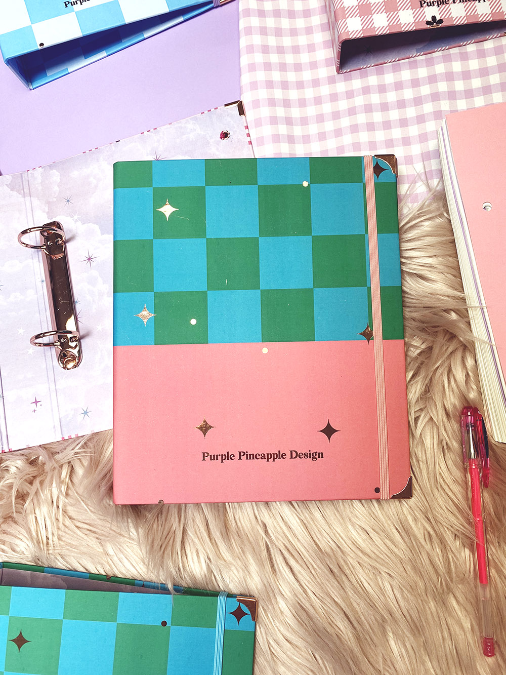Caderno rosa e verde com padrão xadrez e texto Purple Pineapple Design