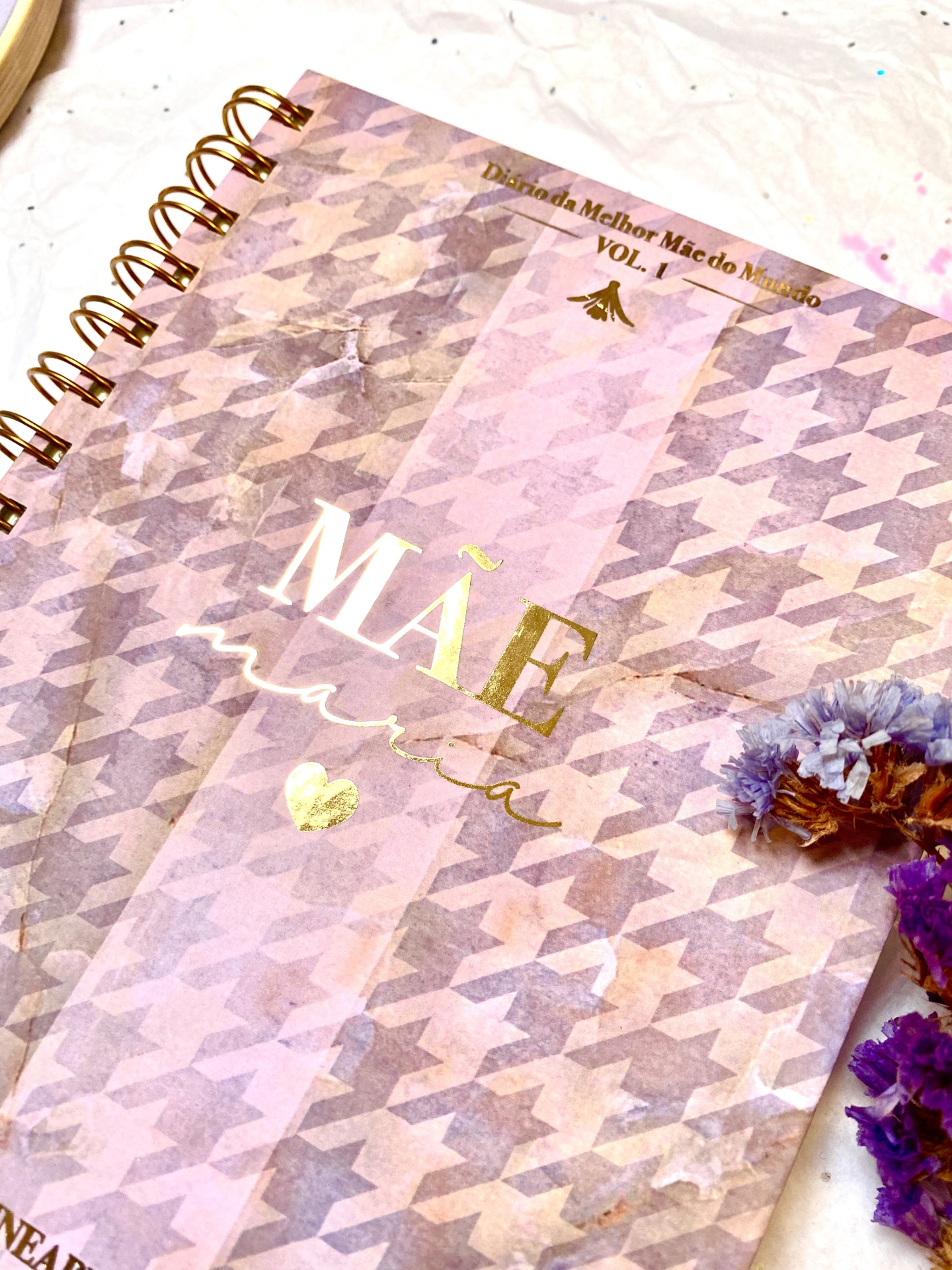 Caderno espiral rosa com padrão pied-de-poule e texto dorado MÃE rainha.