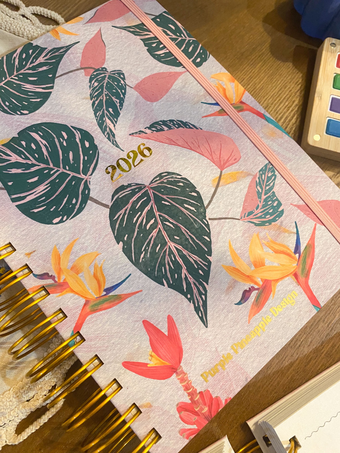 Agenda 2026 floral com espiral dourada e elástico rosa