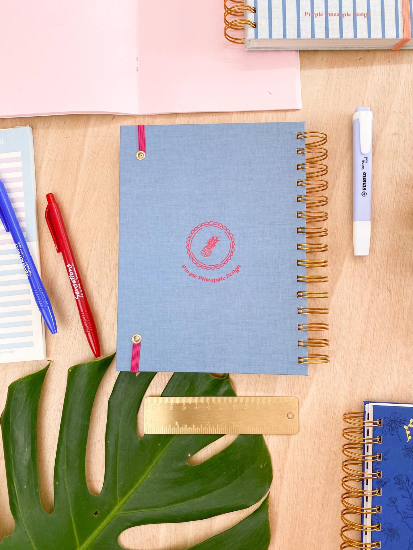 Caderno azul espiral com texto 