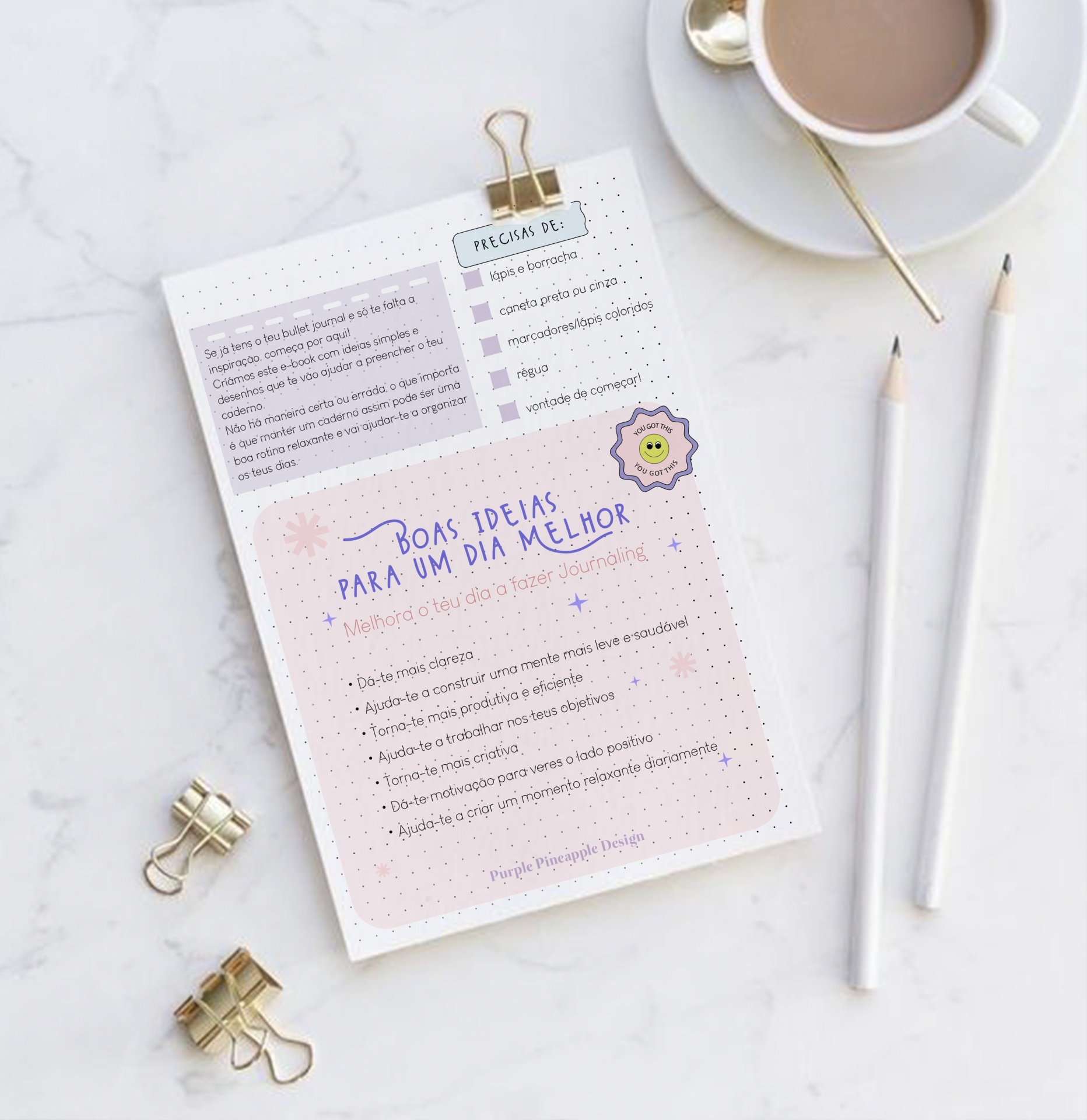 Folha com lista de ideias, clips dourados, lápis e chávena com bebida numa mesa clara.