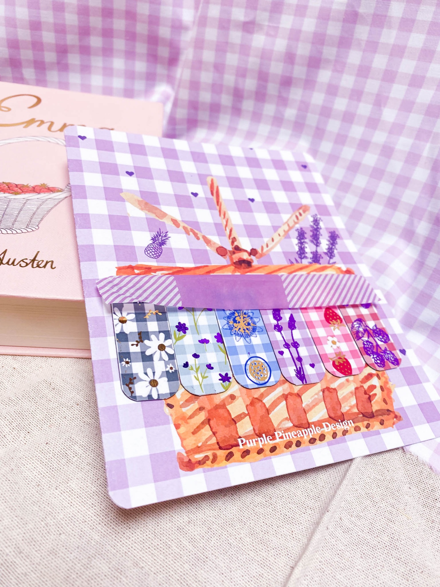 Décals para unhas com padrões coloridos numa cartolina lilás de quadrículas