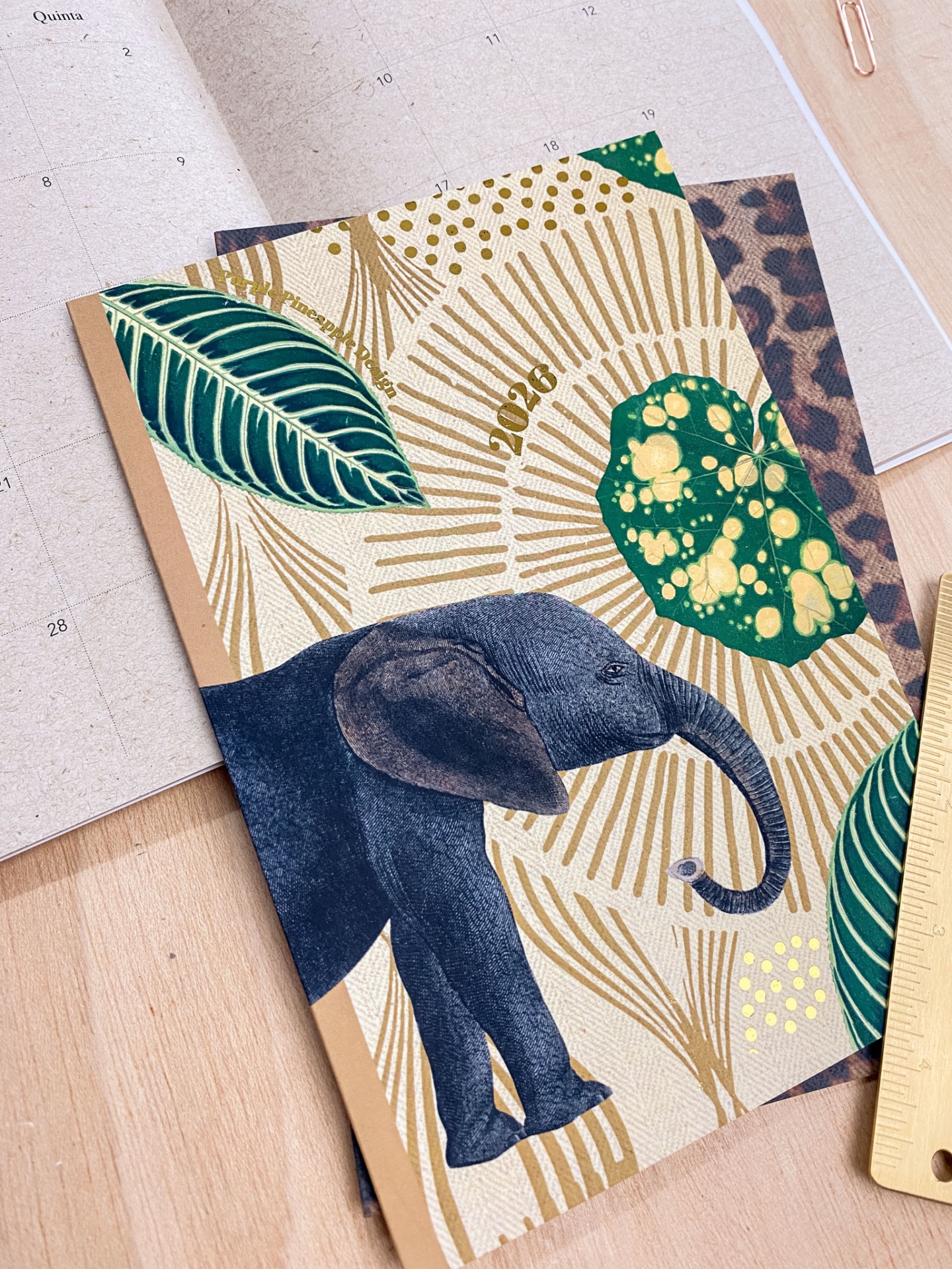 Caderno decorado com elefante e folhas, ano 2023 na capa