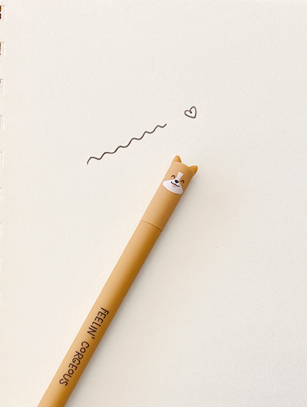 Caneta castanho claro com tampa de cão e texto FEELIN' GORGEOUS