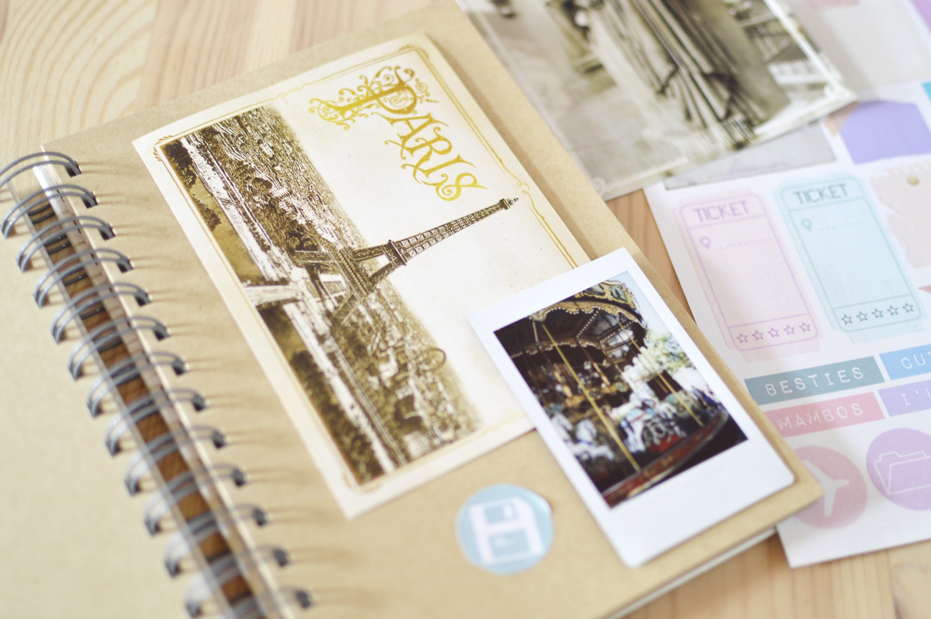 Álbum de fotografias com postal da Torre Eiffel e autocolantes coloridos