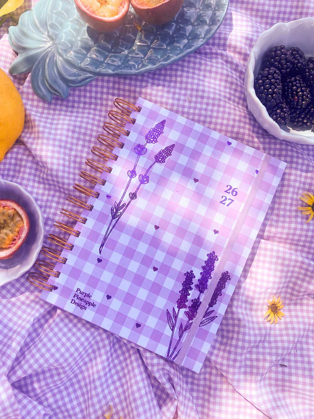 Agenda lilás com padrão xadrez e flores personalizada
