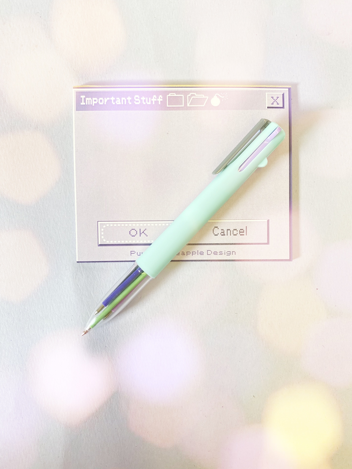 Caneta verde menta sobre nota autocolante com texto 'Important Stuff' em fundo branco