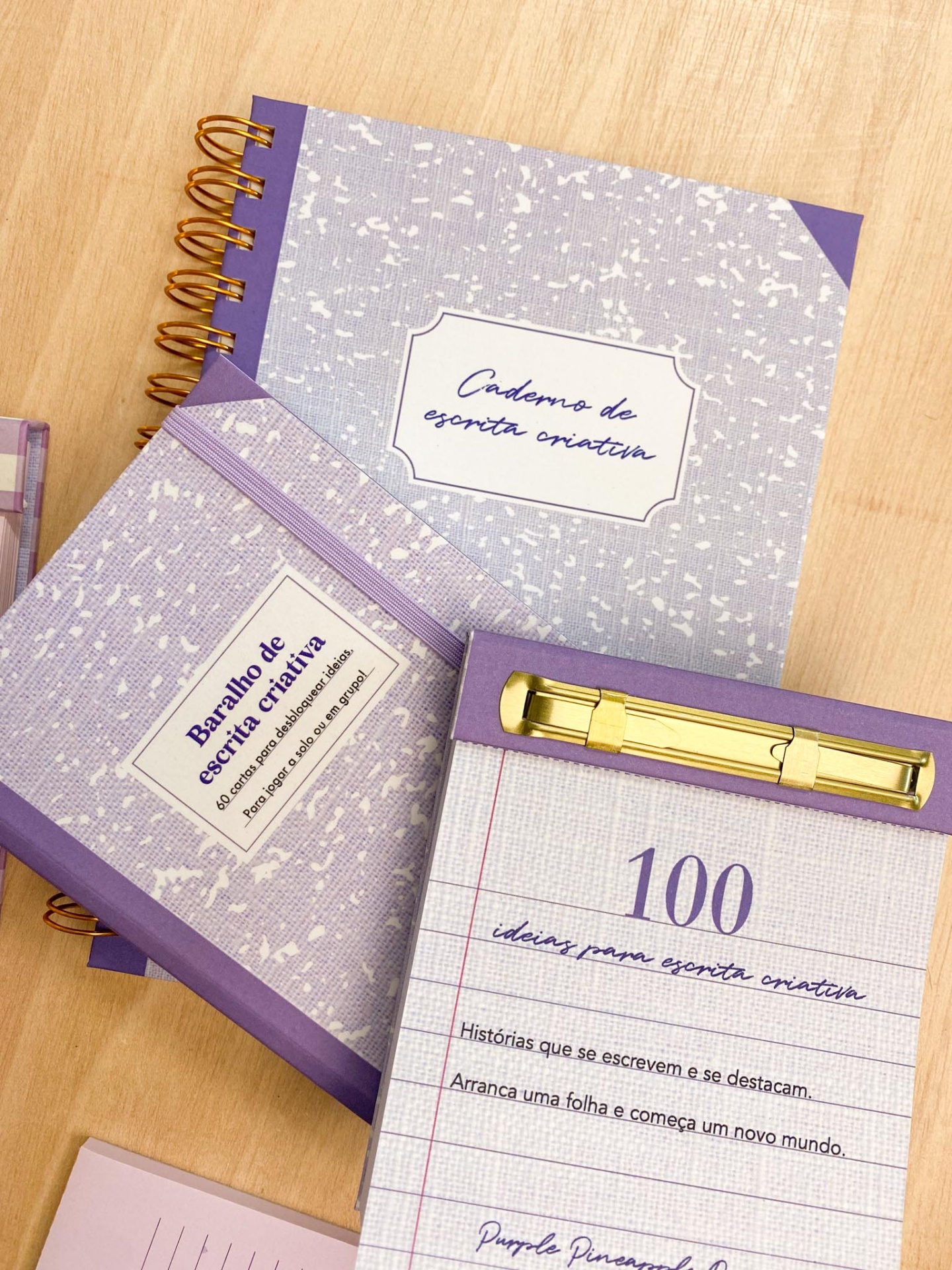 Caderno, livro e bloco de notas lilás para escrita criativa