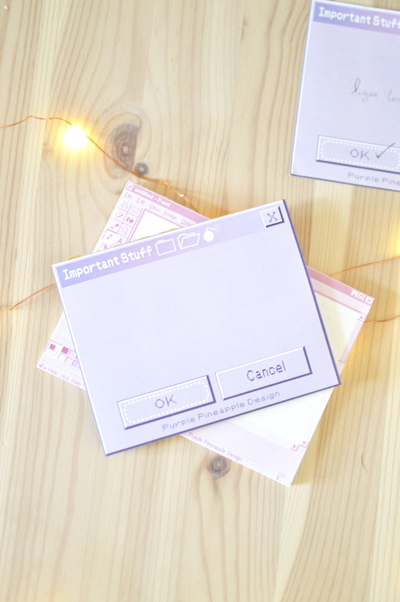 Bloco de notas simula janela de computador em cima de madeira clara