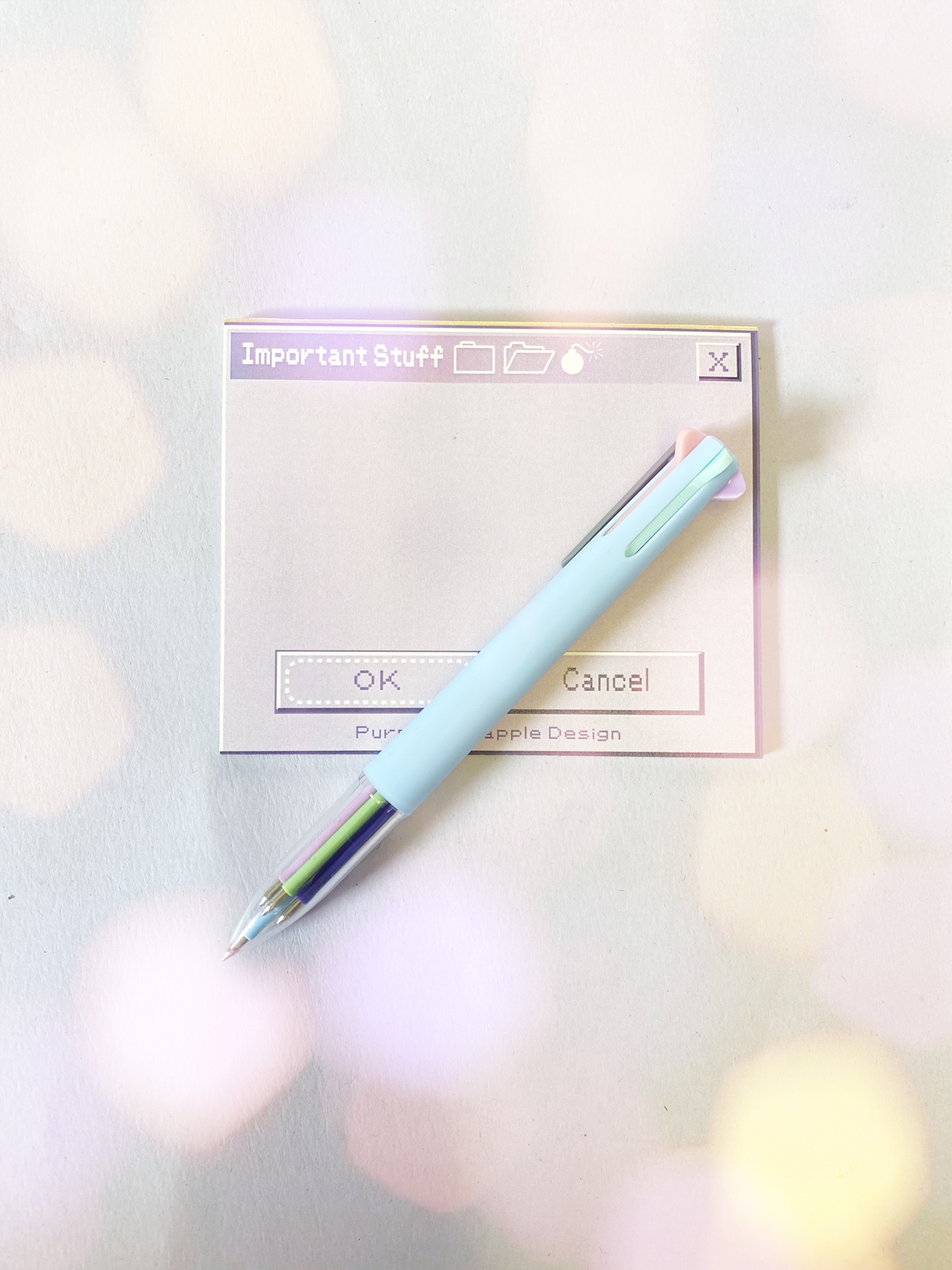 Caneta azul claro sobre nota adesiva com texto