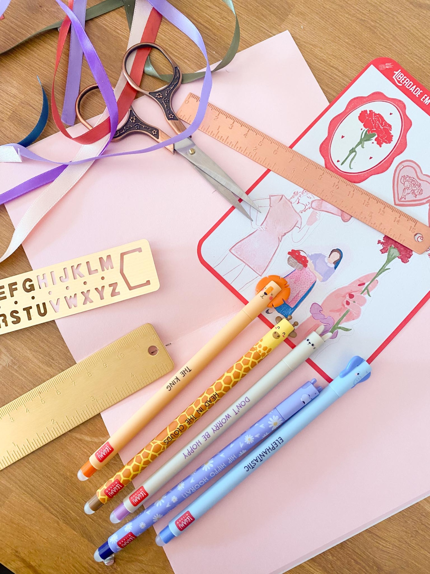 Como criar um moodboard de inspiração em papel (passo a passo) Material de escritório com réguas, tesoura, canetas decoradas, fitas e etiquetas coloridas