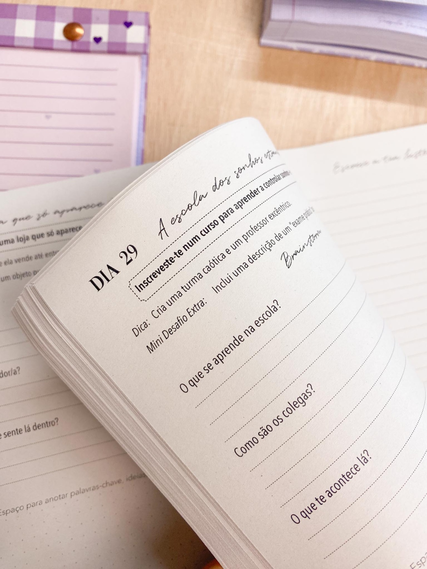 Livro ou caderno aberto com texto e linhas para respostas