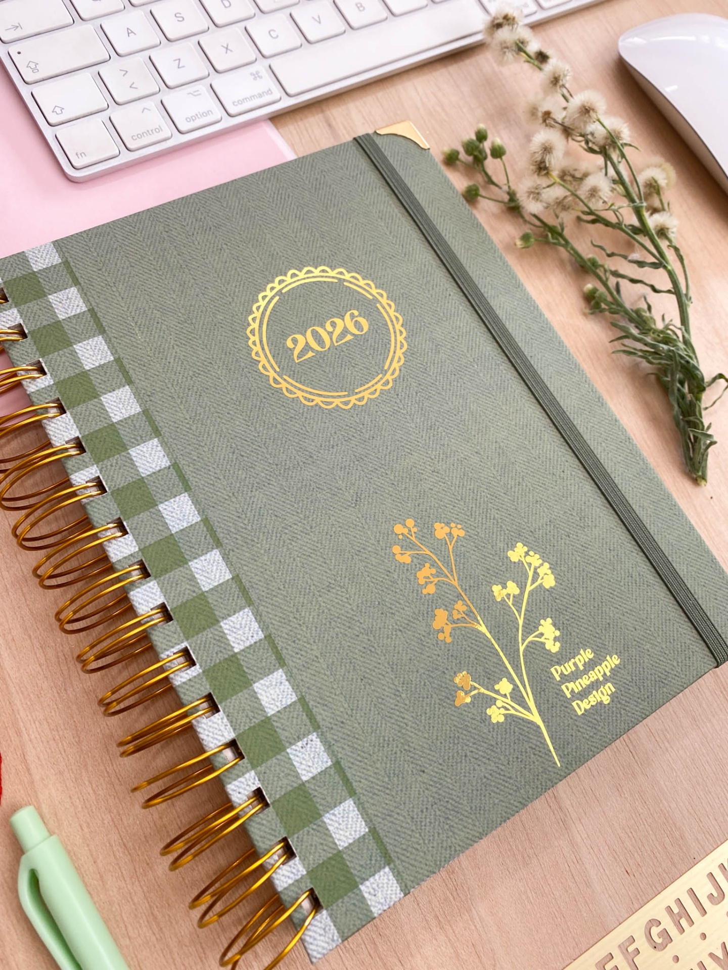 Agenda 2026 verde com padrões e detalhes dourados