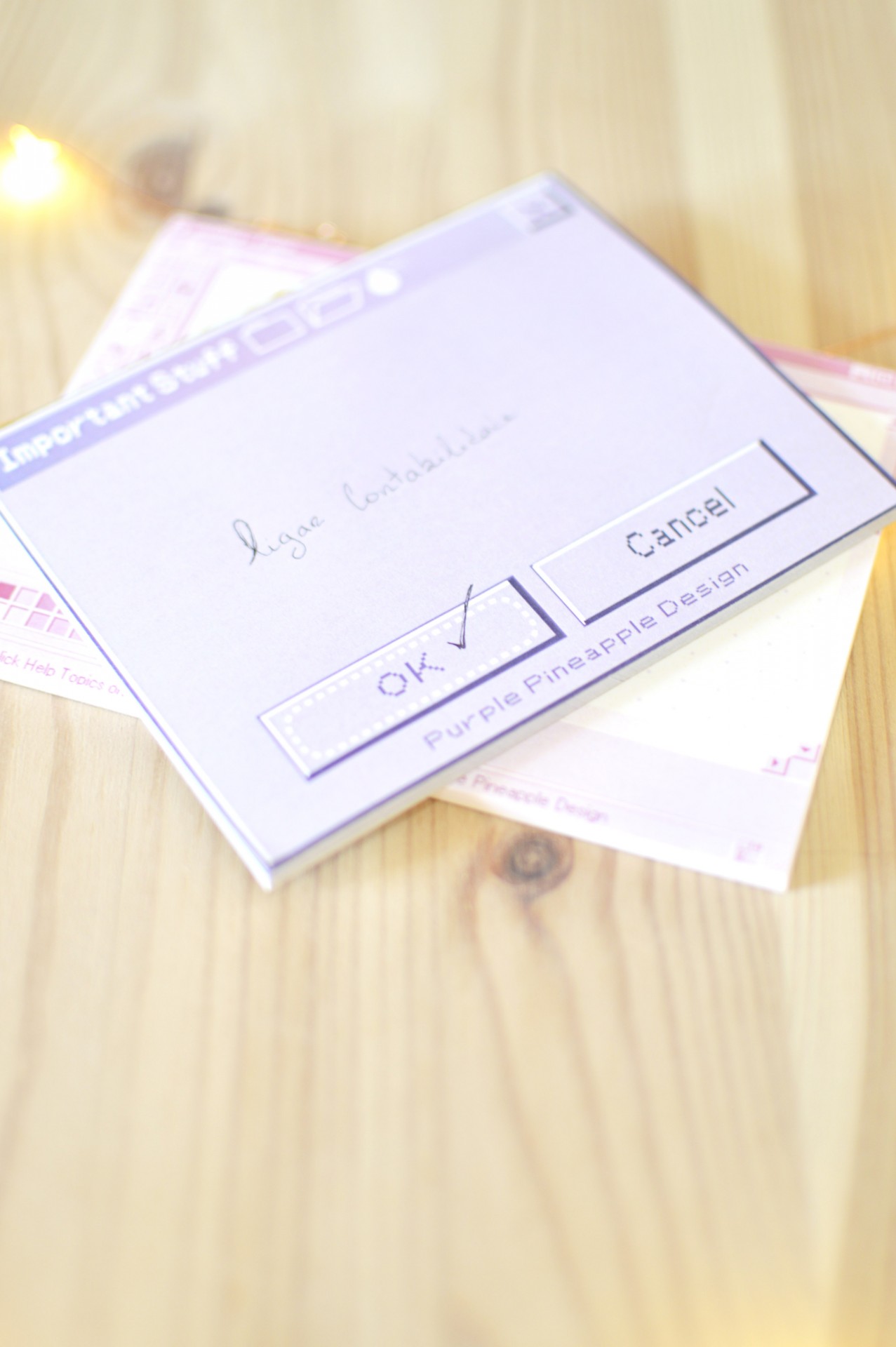 Cartões de papel com design digital e texto sobre superfície de madeira clara