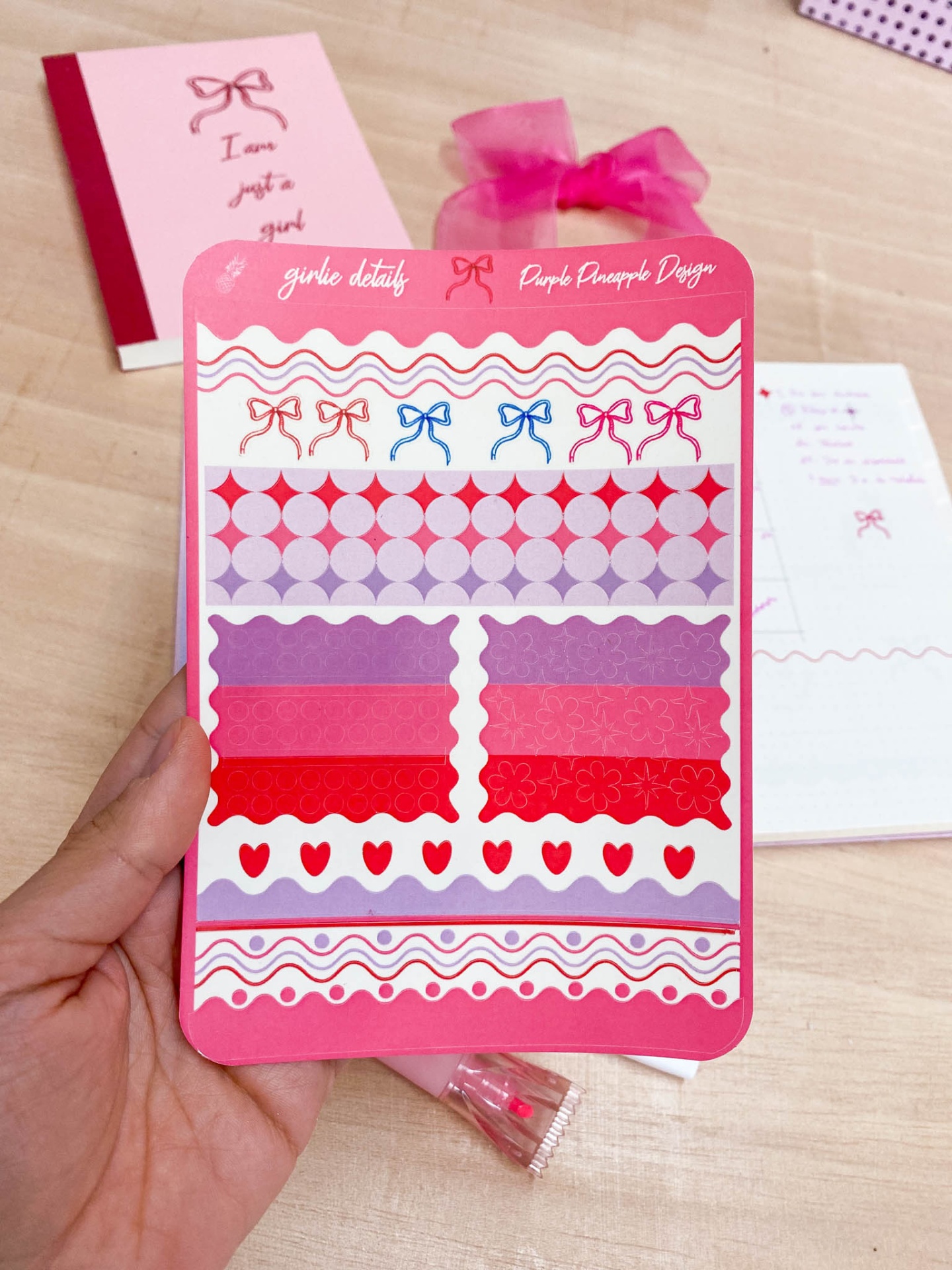 Folha de autocolantes coloridos com varios padrões e textos girie details