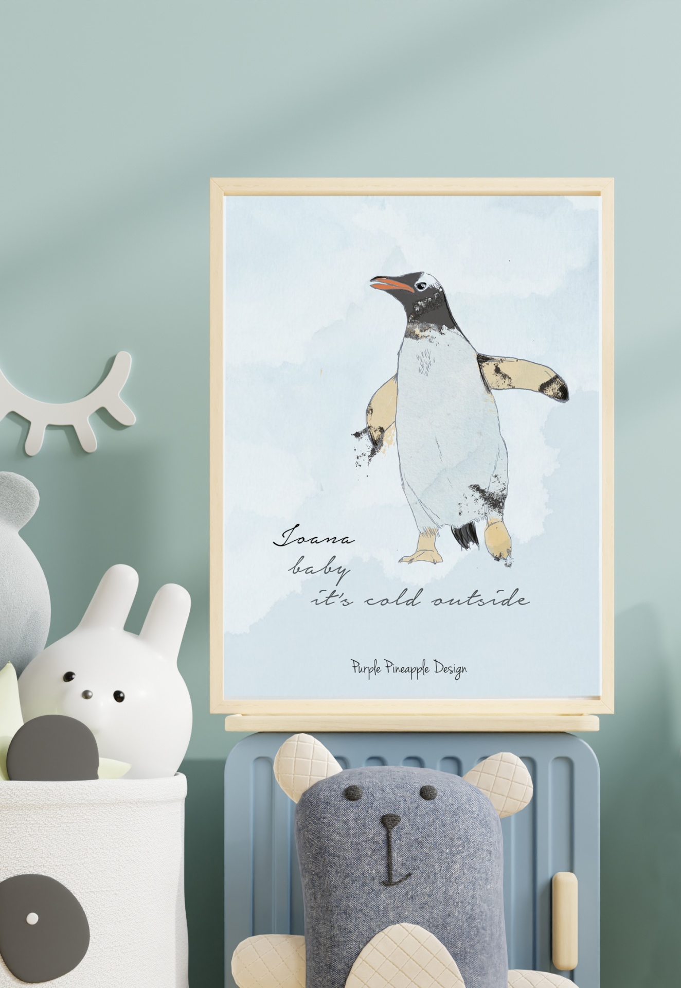 quadro com ilustração de pinguim e texto decorativo num quarto infantil