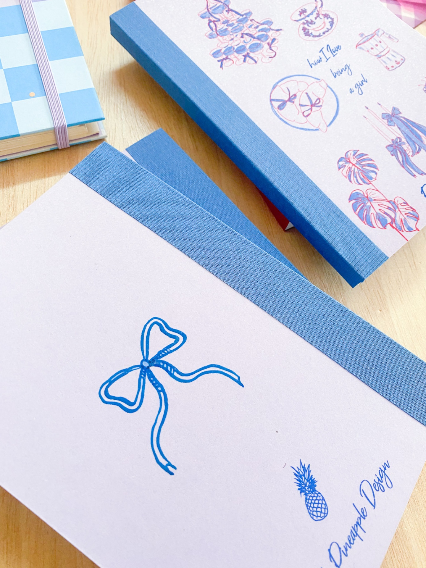 Caixas decorativas azuis e brancas com ilustrações e texto sobre superfície de madeira