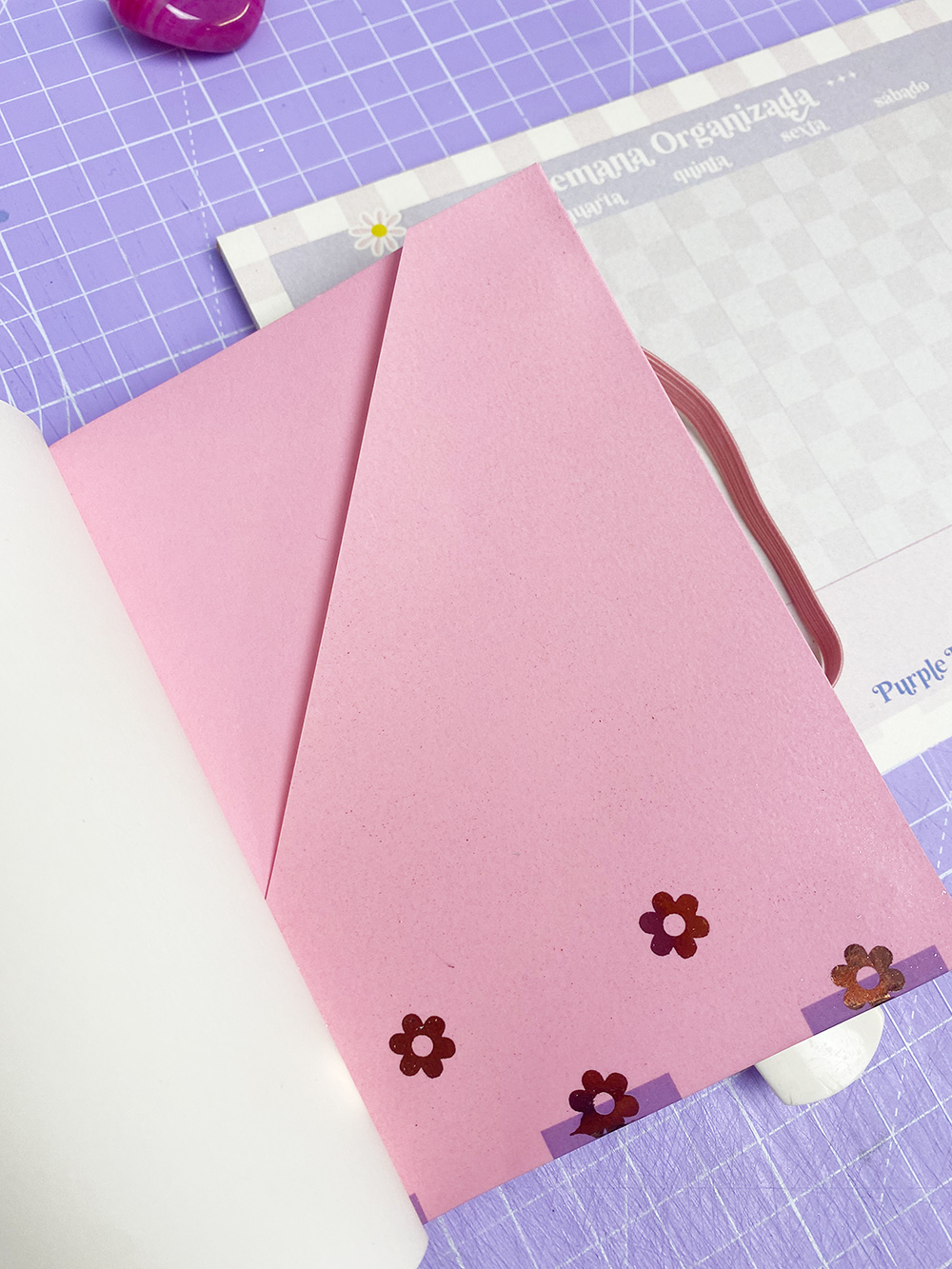 Filtro de papel cor-de-rosa com flores pequenas decorativas