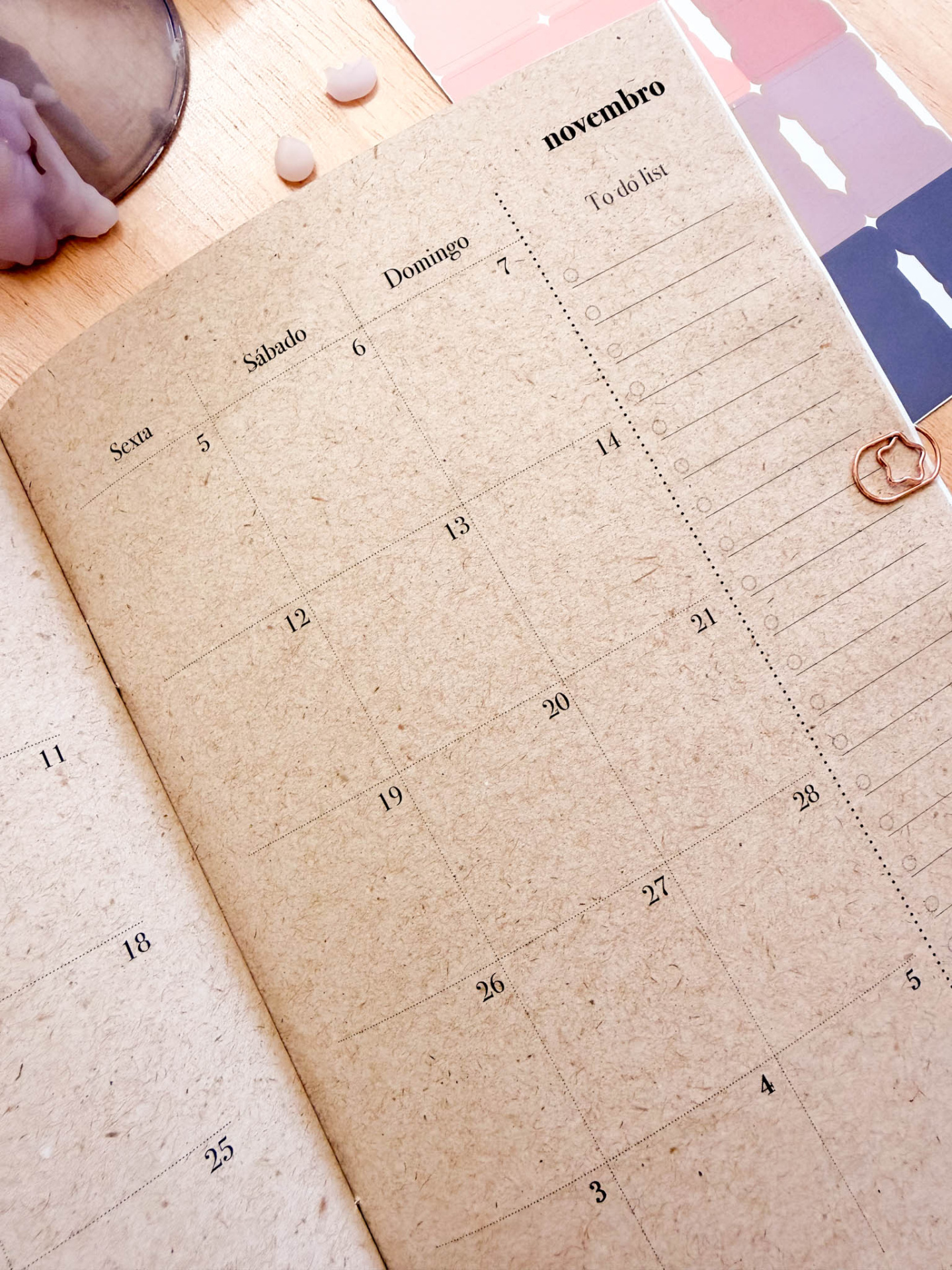 Calendário semanal em papel reciclado com dados de novembro e lista To do list