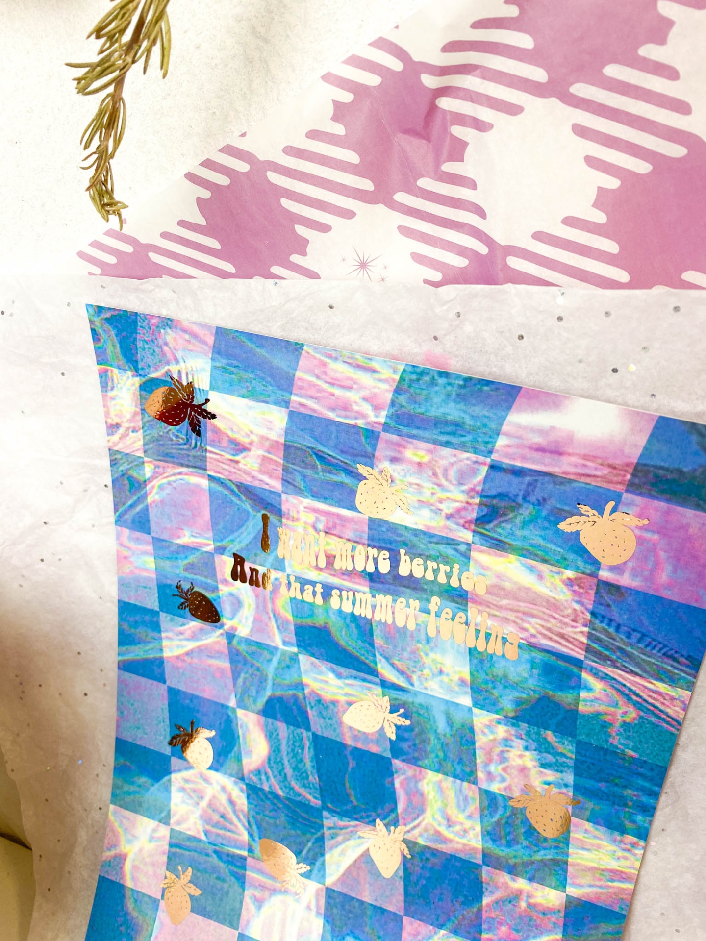 Papel quadriculado azul e rosa com insetos dourados e texto dourado.