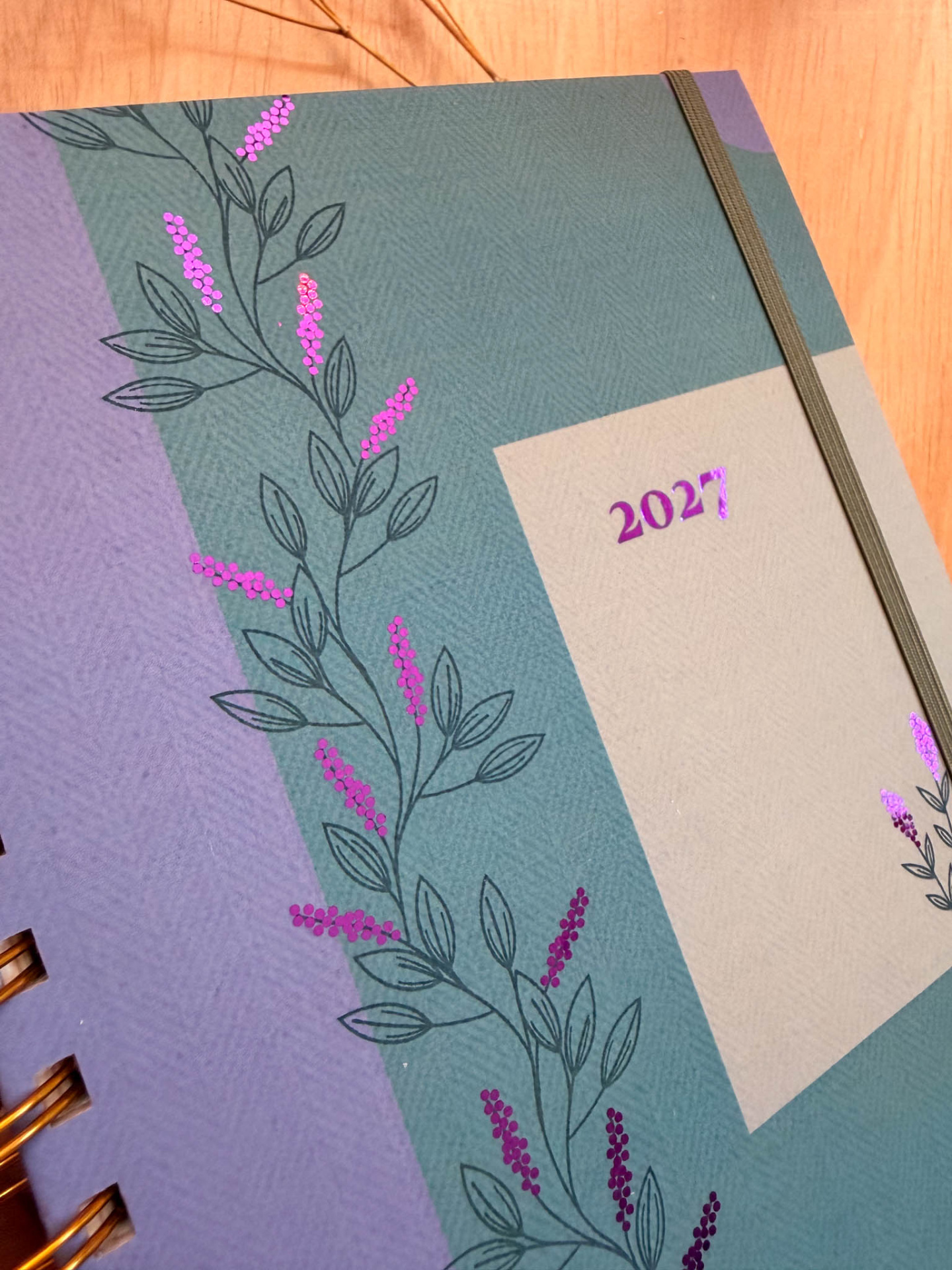 Agenda de capa colorida com design floral e o ano 2027