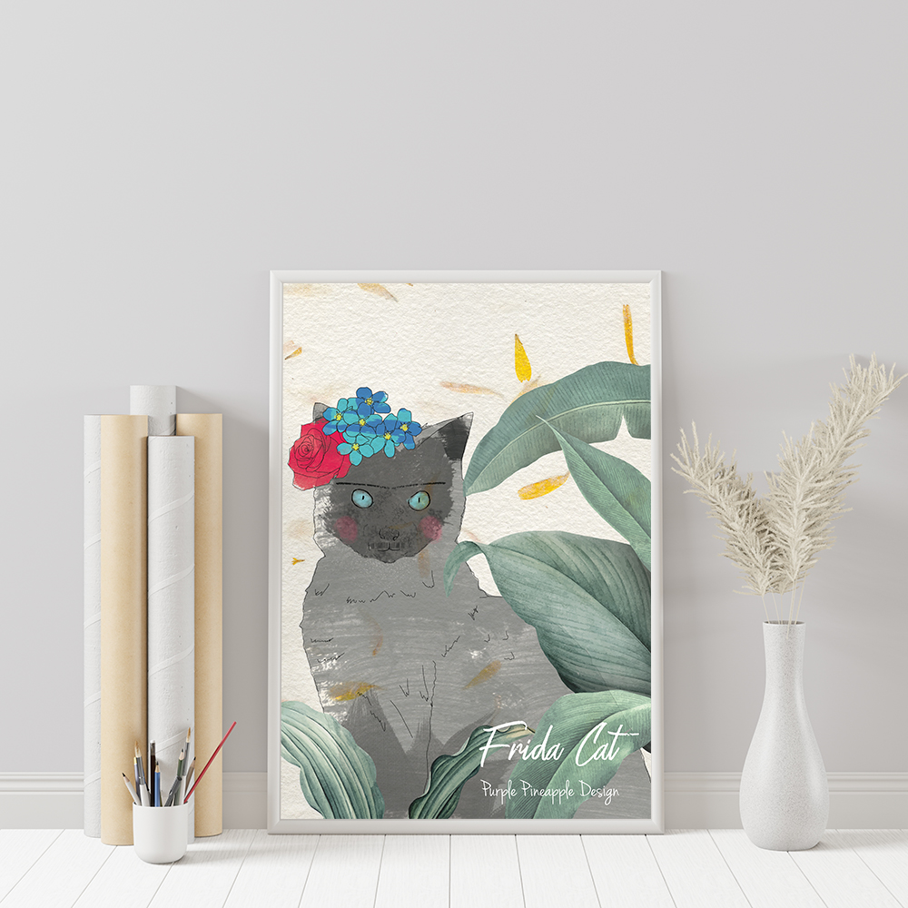 Poster decorativo com gato cinzento e flores, texto Frida Cat e Pupin & Papcin Design