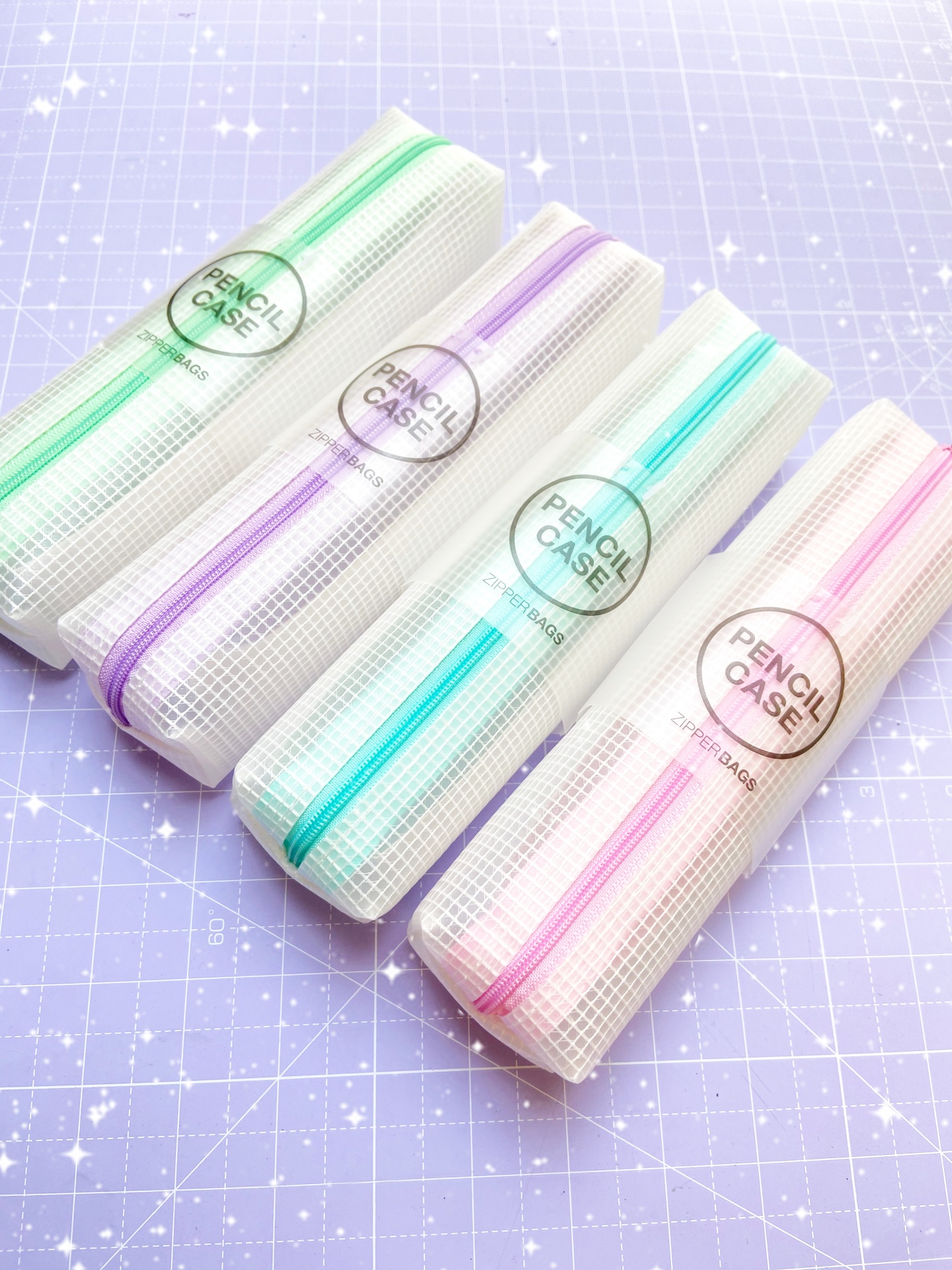 Estojos para lápis transparentes com fechamentos coloridos e texto PENCIL CASE