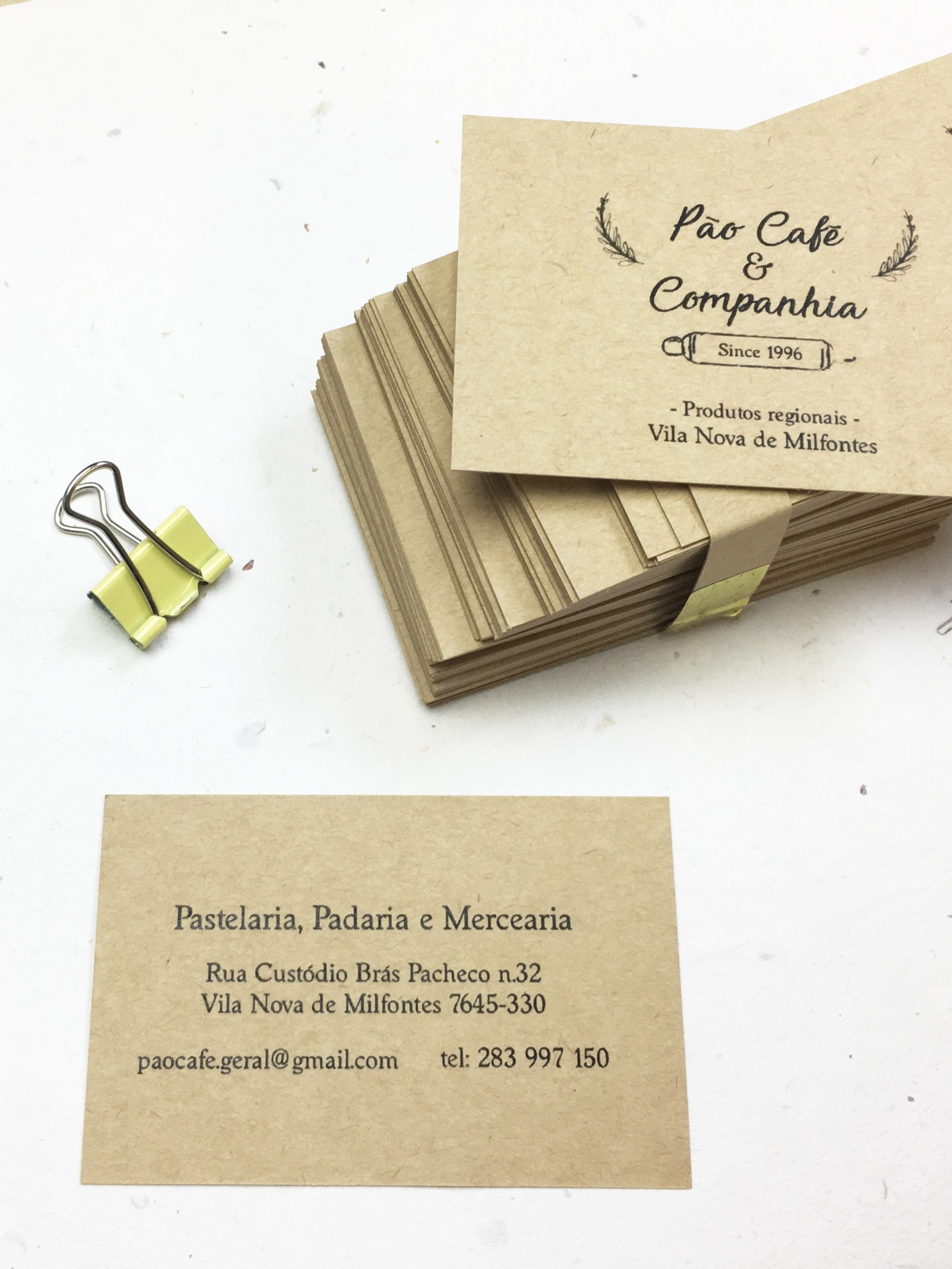 Cartões de visita castanhos claros para Pão Cafe & Companhia com informações de contacto