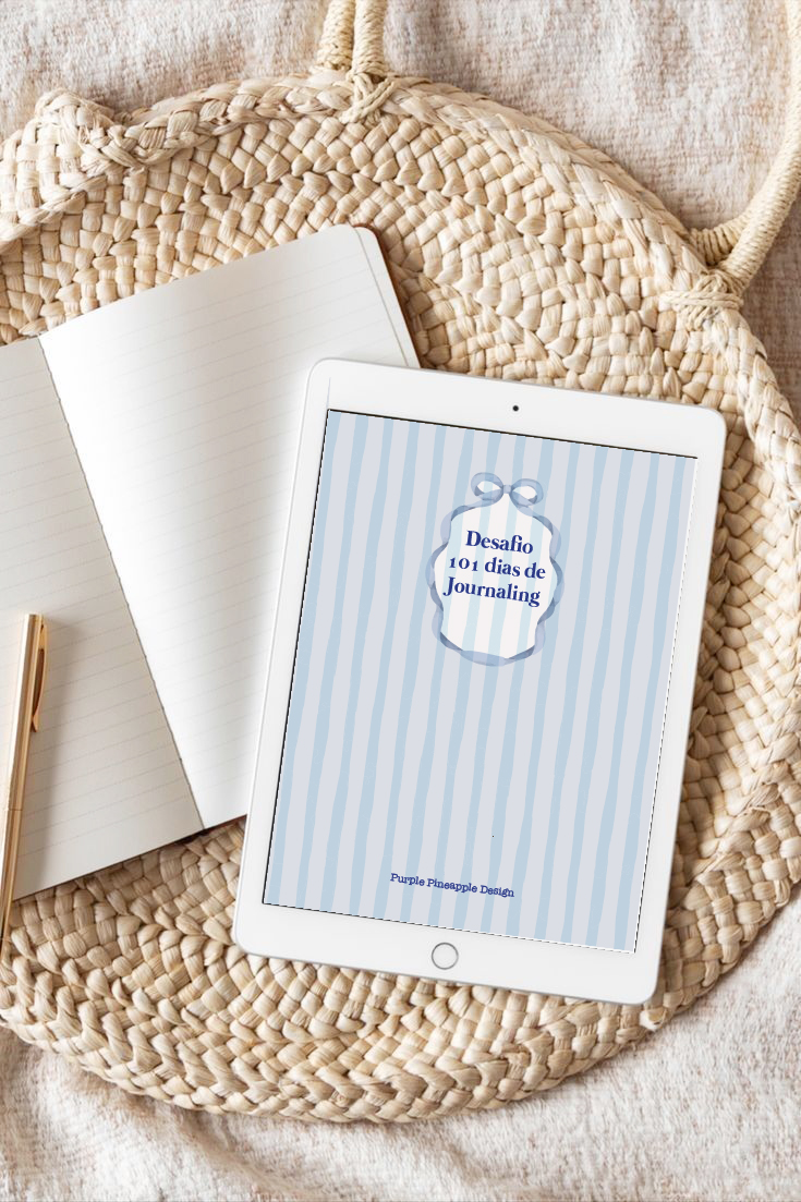 Tablet branco com capa de ecrã de desafio de journaling e caderno com caneta sobre tapete redondo de fibras naturais