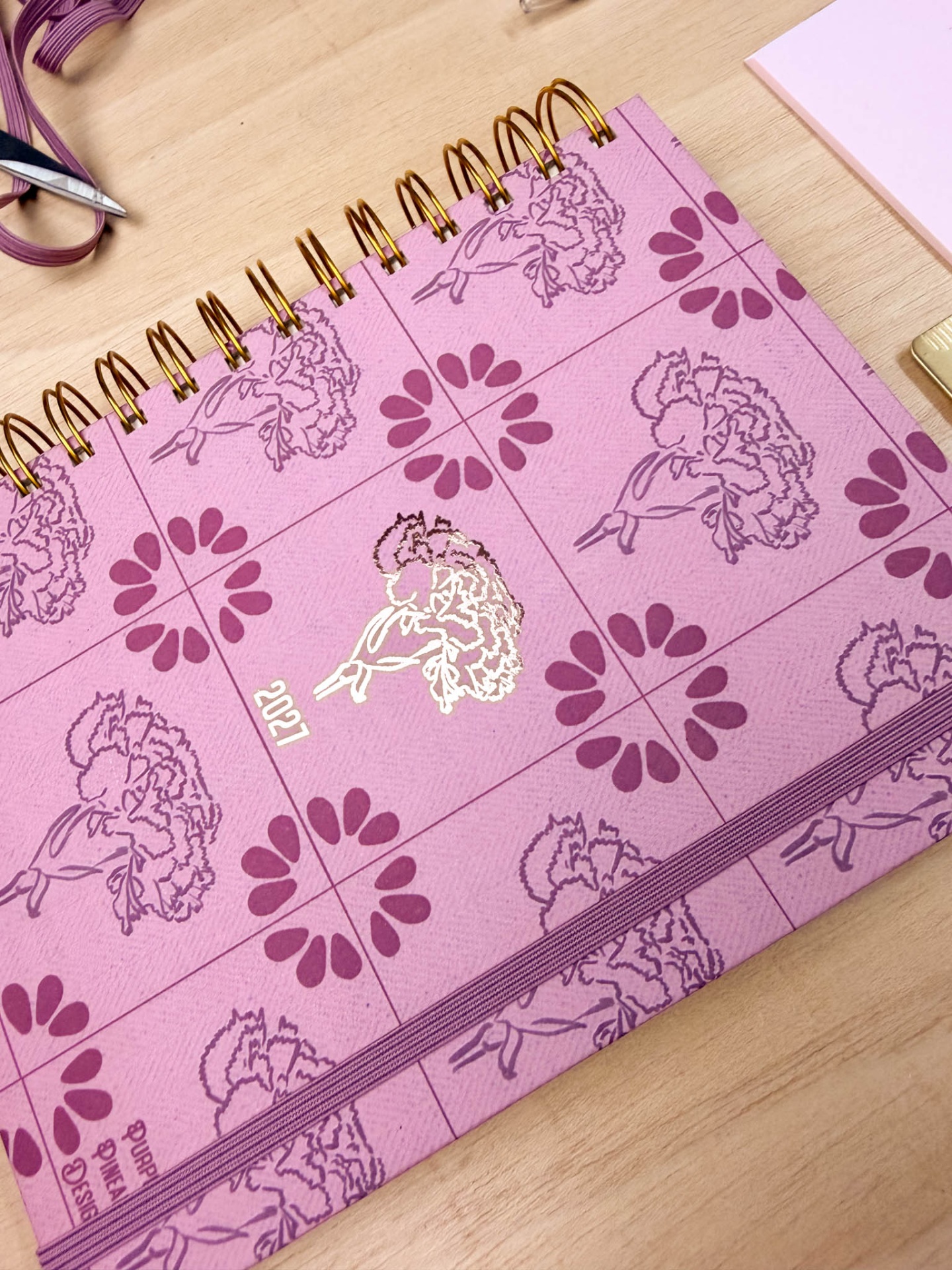 Agenda 2027 rosa com flores estampadas e argolas douradas
