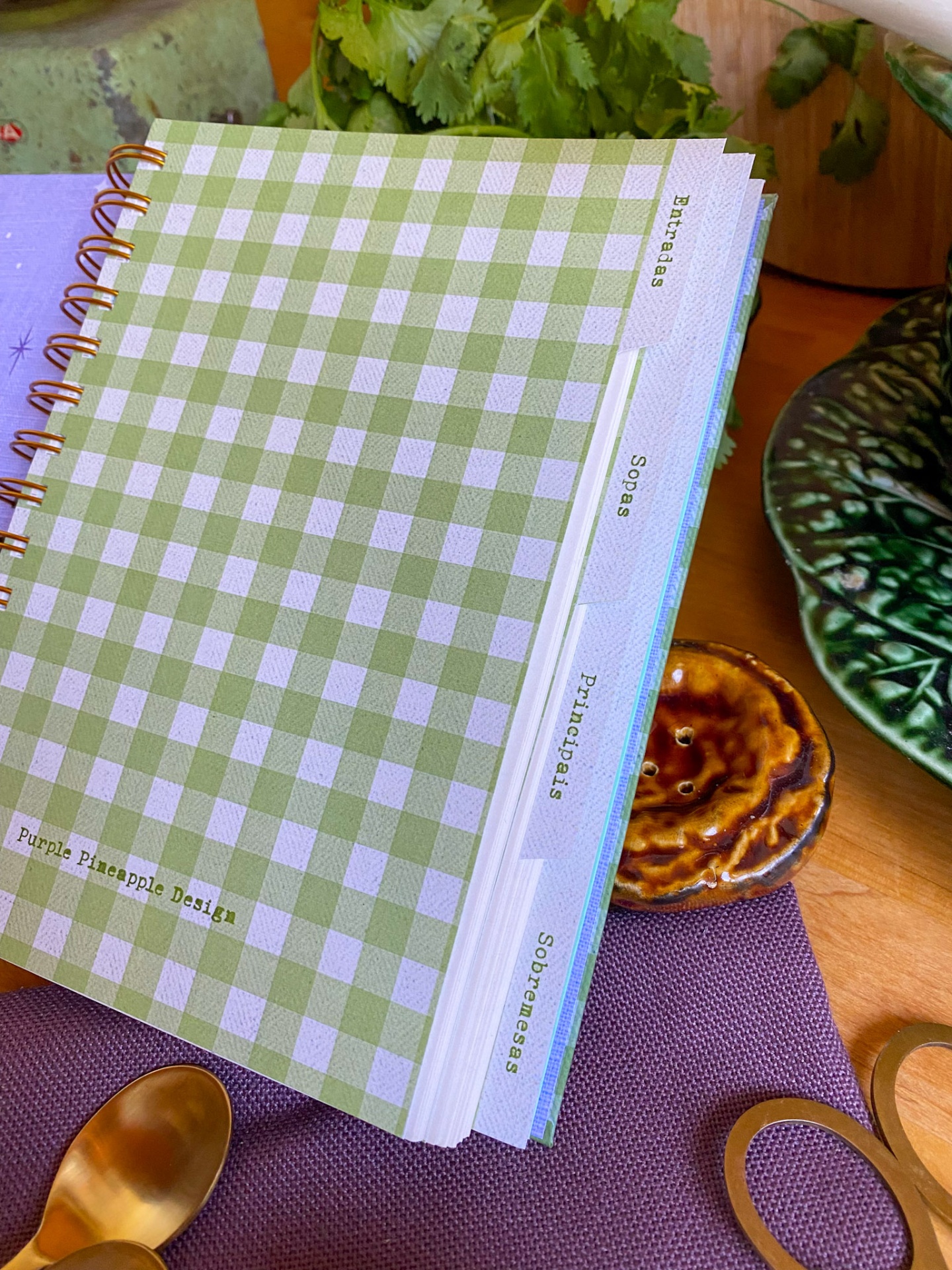 Caderno de receitas verde quadriculado com separadores etiquetados