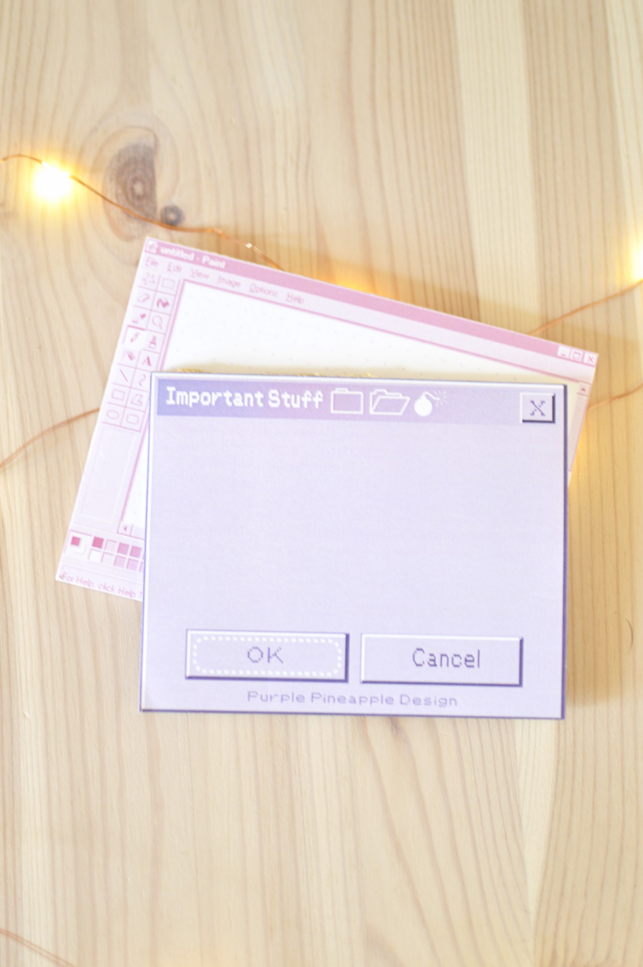 Notas adesivas com design de janelas de computador antigas em madeira clara e luzes pequenas