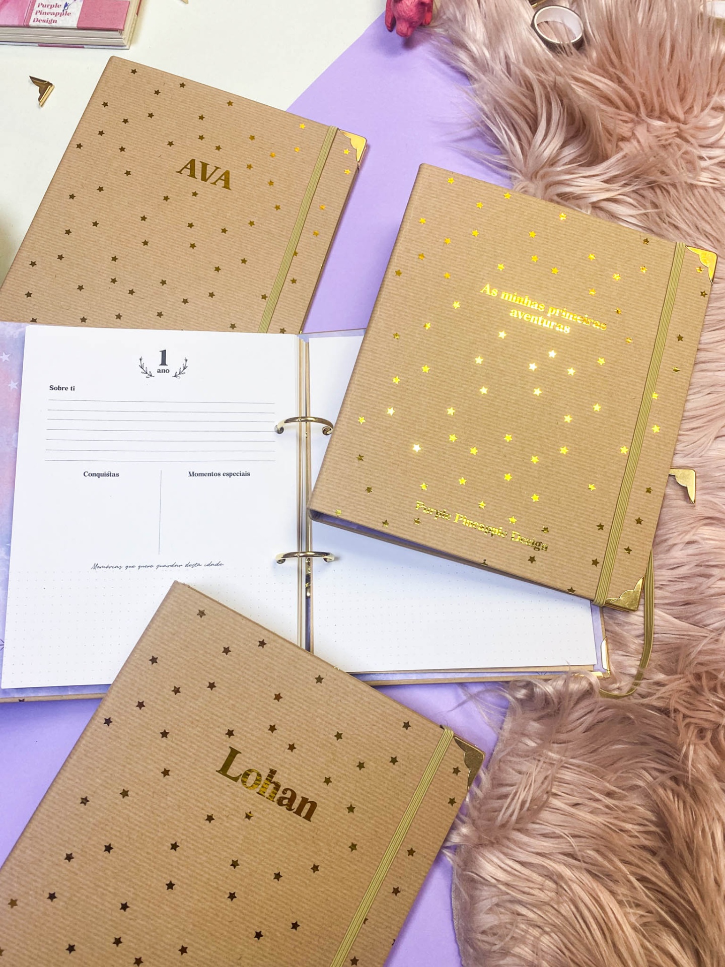 Três agendas personalizadas bege com estrelas douradas e textos personalizados em pele sintética