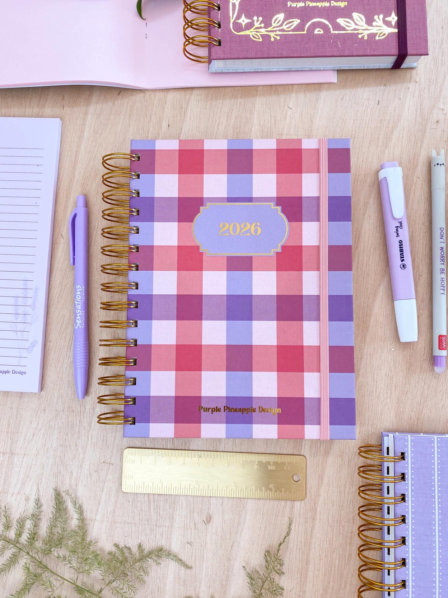 Caderno de argolas xadrez colorido com texto 2026 e Purple Pinapple Design