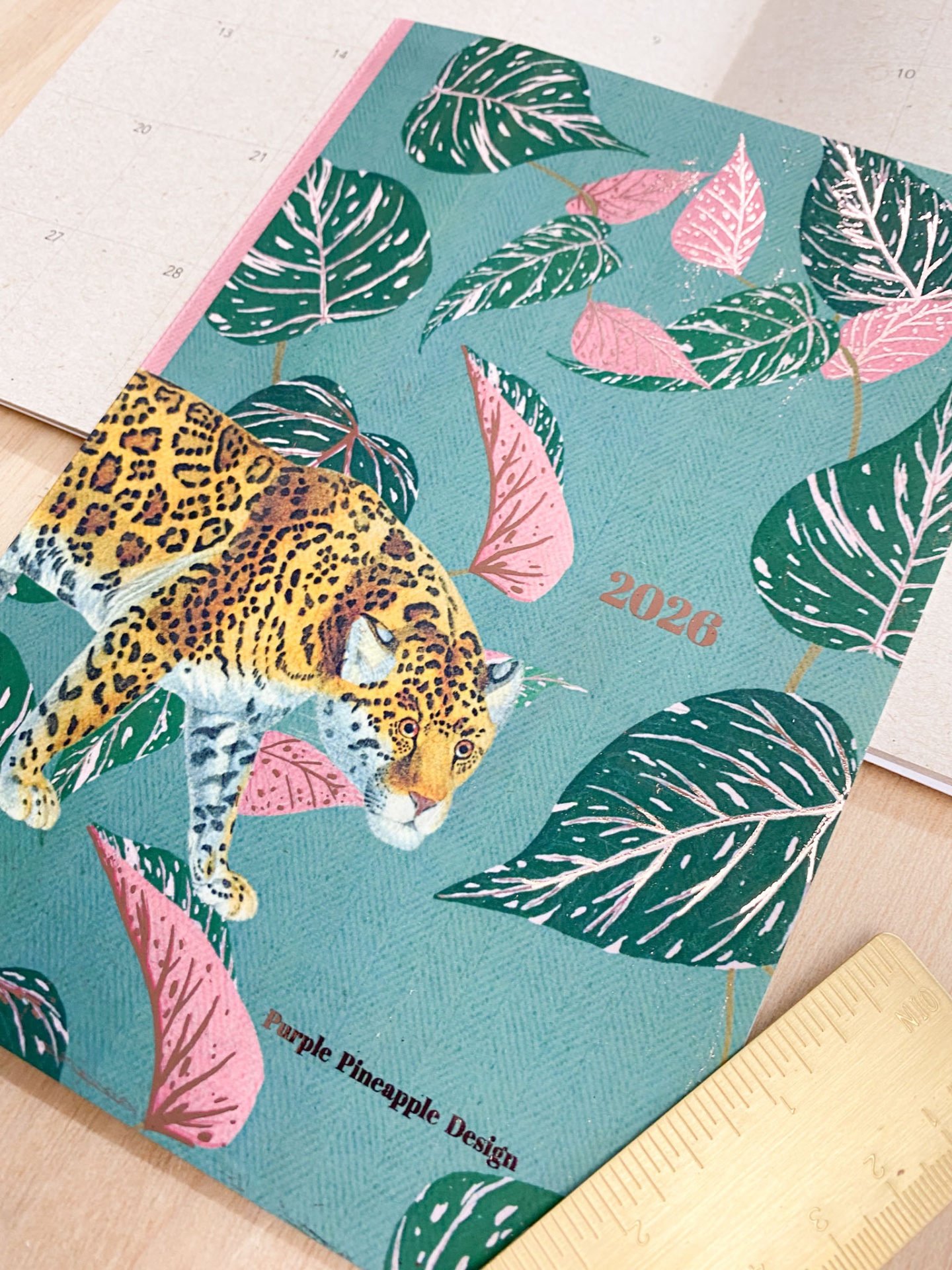Agenda 2026 com onça e folhas coloridas