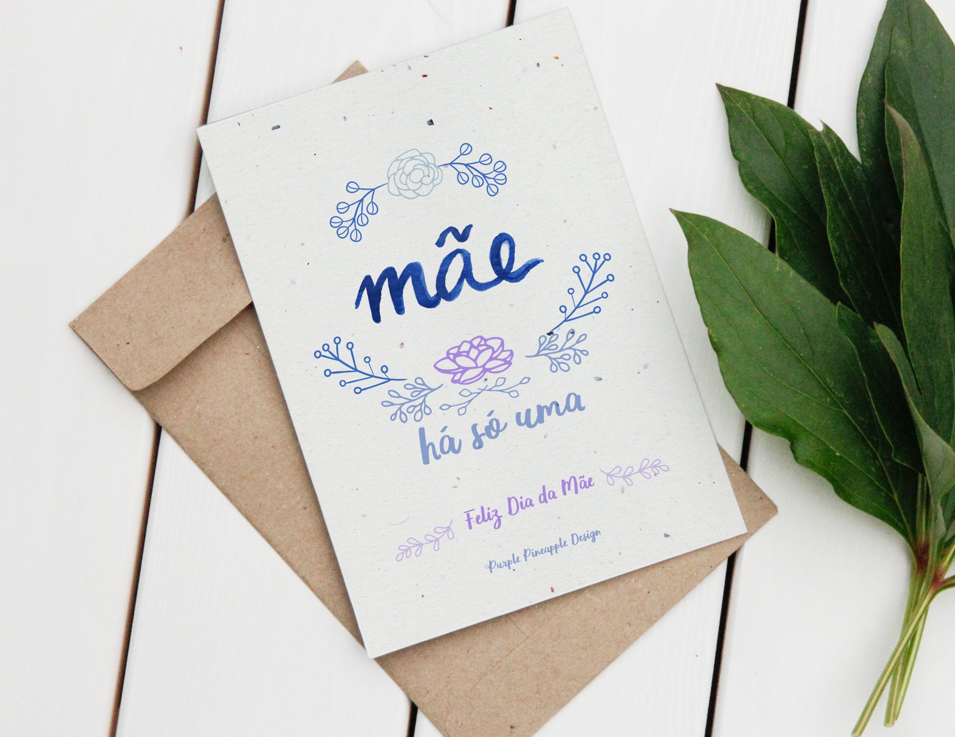 Cartão de Dia da Mãe com envelope castanho claro e flores desenhadas em azul e rosa
