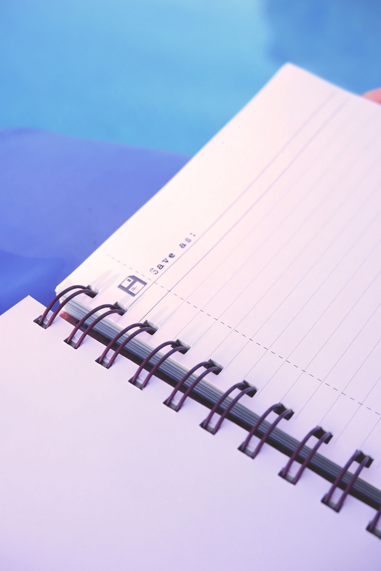 Caderno de argolas com páginas pautadas e texto Save me: